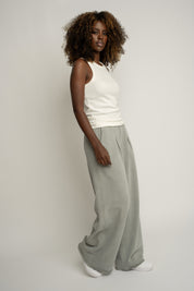 SPODNIE DRESOWE O KROJU WIDE  LEG Z EFEKTEM WASHED OLIWKOWE - ESBJERG