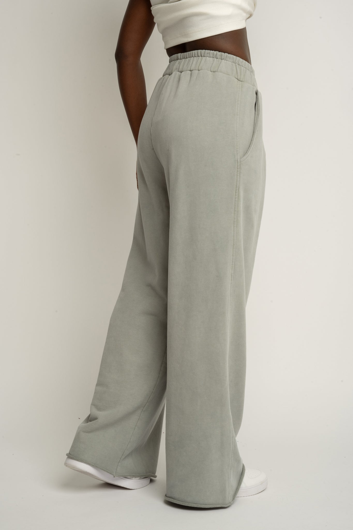 SPODNIE DRESOWE O KROJU WIDE  LEG Z EFEKTEM WASHED OLIWKOWE - ESBJERG