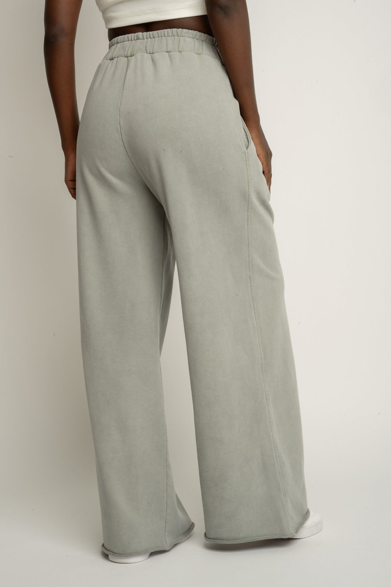 SPODNIE DRESOWE O KROJU WIDE  LEG Z EFEKTEM WASHED OLIWKOWE - ESBJERG
