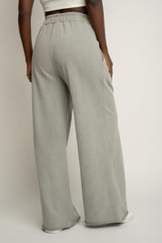 SPODNIE DRESOWE O KROJU WIDE  LEG Z EFEKTEM WASHED OLIWKOWE - ESBJERG