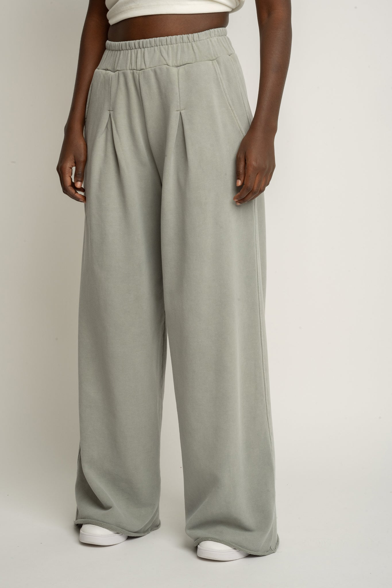 SPODNIE DRESOWE O KROJU WIDE  LEG Z EFEKTEM WASHED OLIWKOWE - ESBJERG