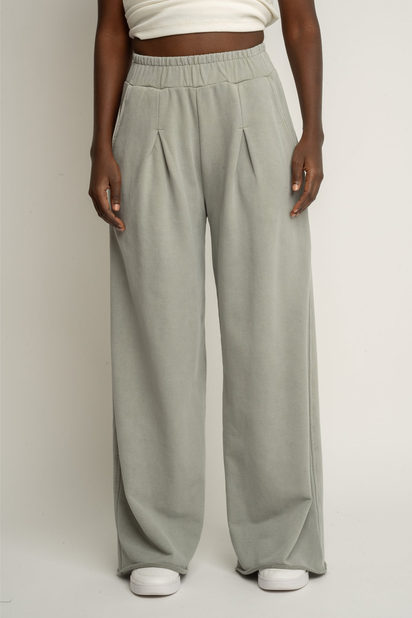 SPODNIE DRESOWE O KROJU WIDE  LEG Z EFEKTEM WASHED OLIWKOWE - ESBJERG