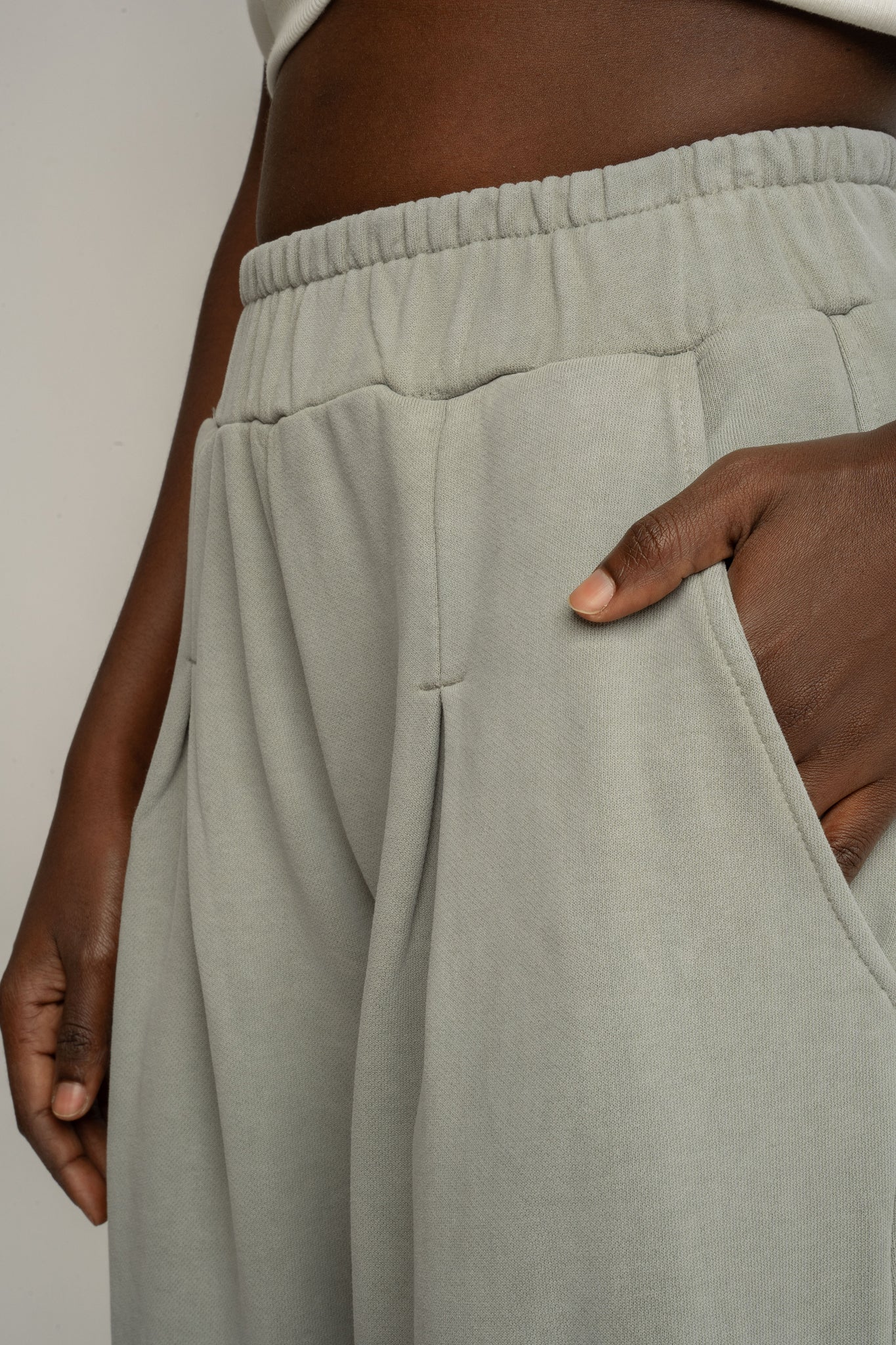 SPODNIE DRESOWE O KROJU WIDE  LEG Z EFEKTEM WASHED OLIWKOWE - ESBJERG