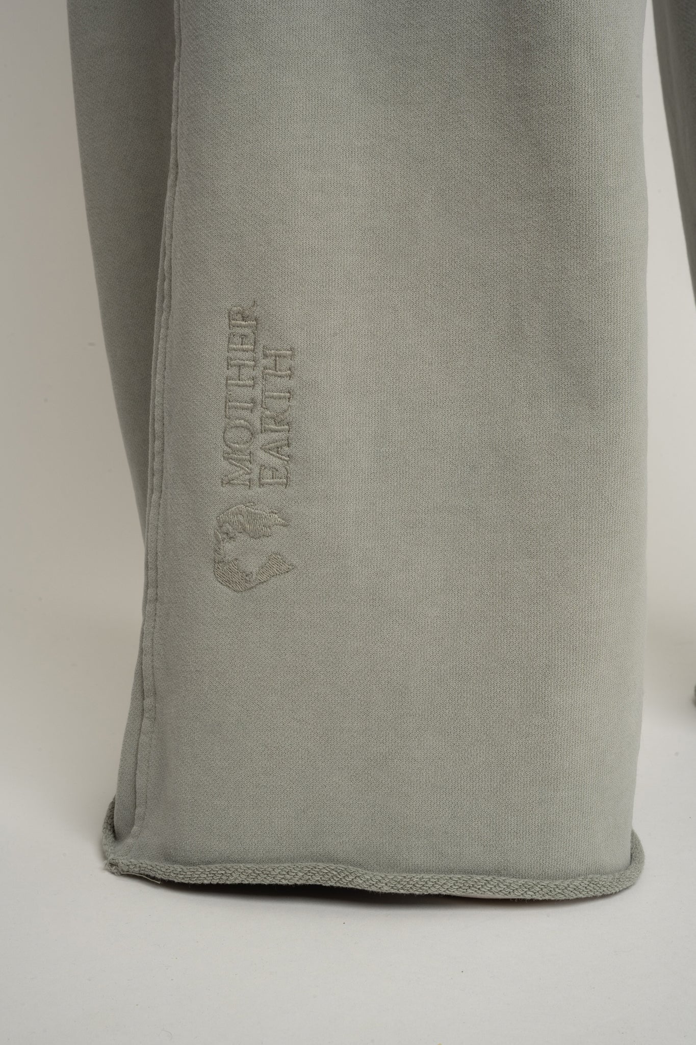 SPODNIE DRESOWE O KROJU WIDE  LEG Z EFEKTEM WASHED OLIWKOWE - ESBJERG