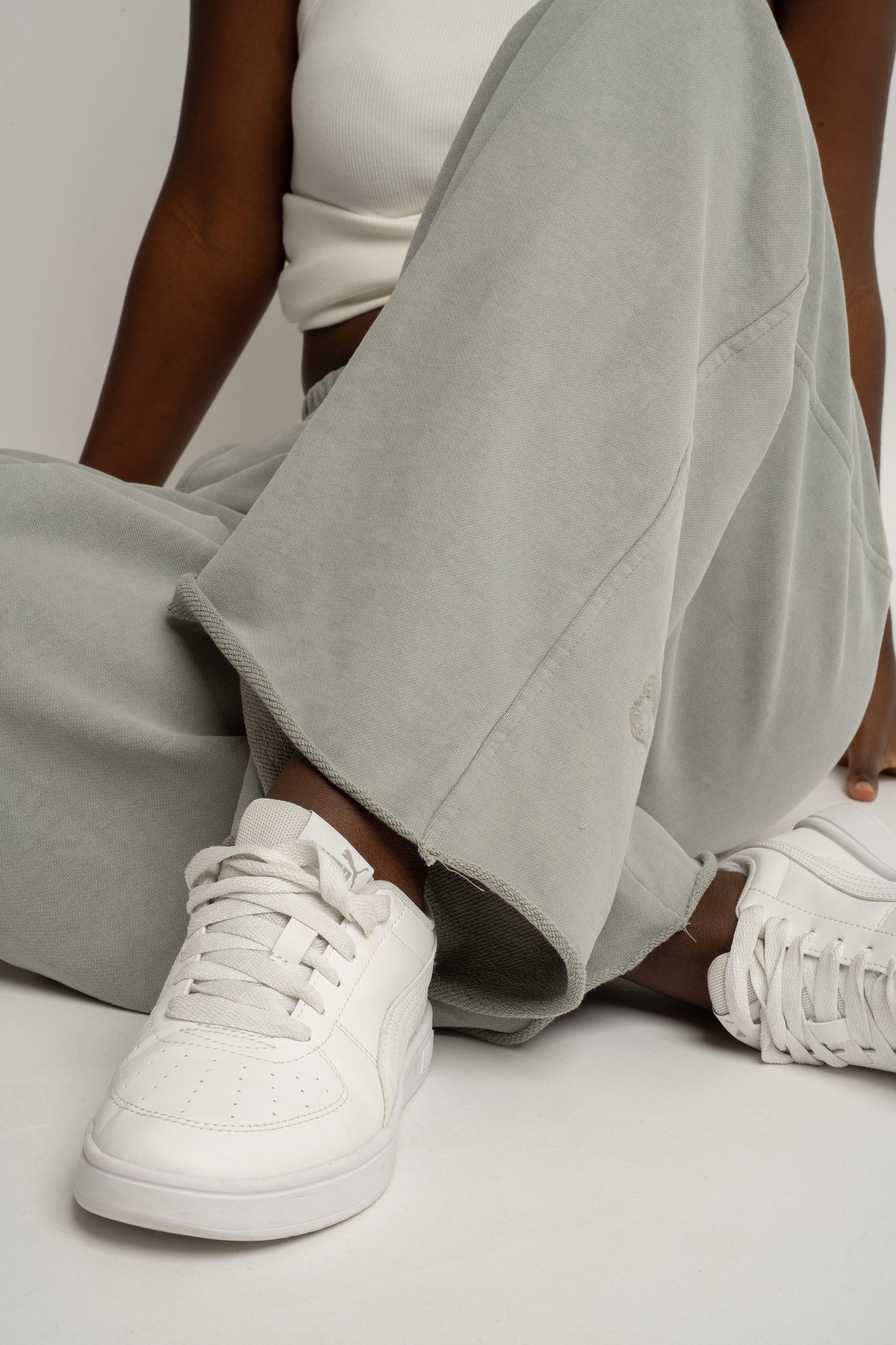 SPODNIE DRESOWE O KROJU WIDE  LEG Z EFEKTEM WASHED OLIWKOWE - ESBJERG