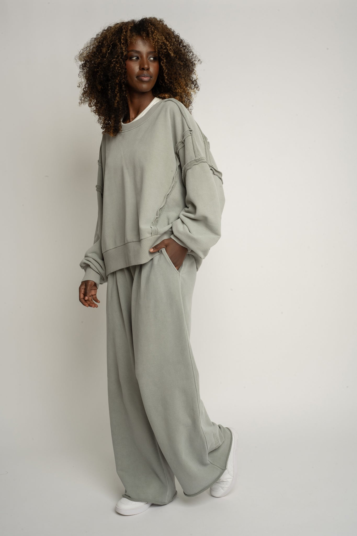 SPODNIE DRESOWE O KROJU WIDE  LEG Z EFEKTEM WASHED OLIWKOWE - ESBJERG