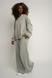 SPODNIE DRESOWE O KROJU WIDE  LEG Z EFEKTEM WASHED OLIWKOWE - ESBJERG