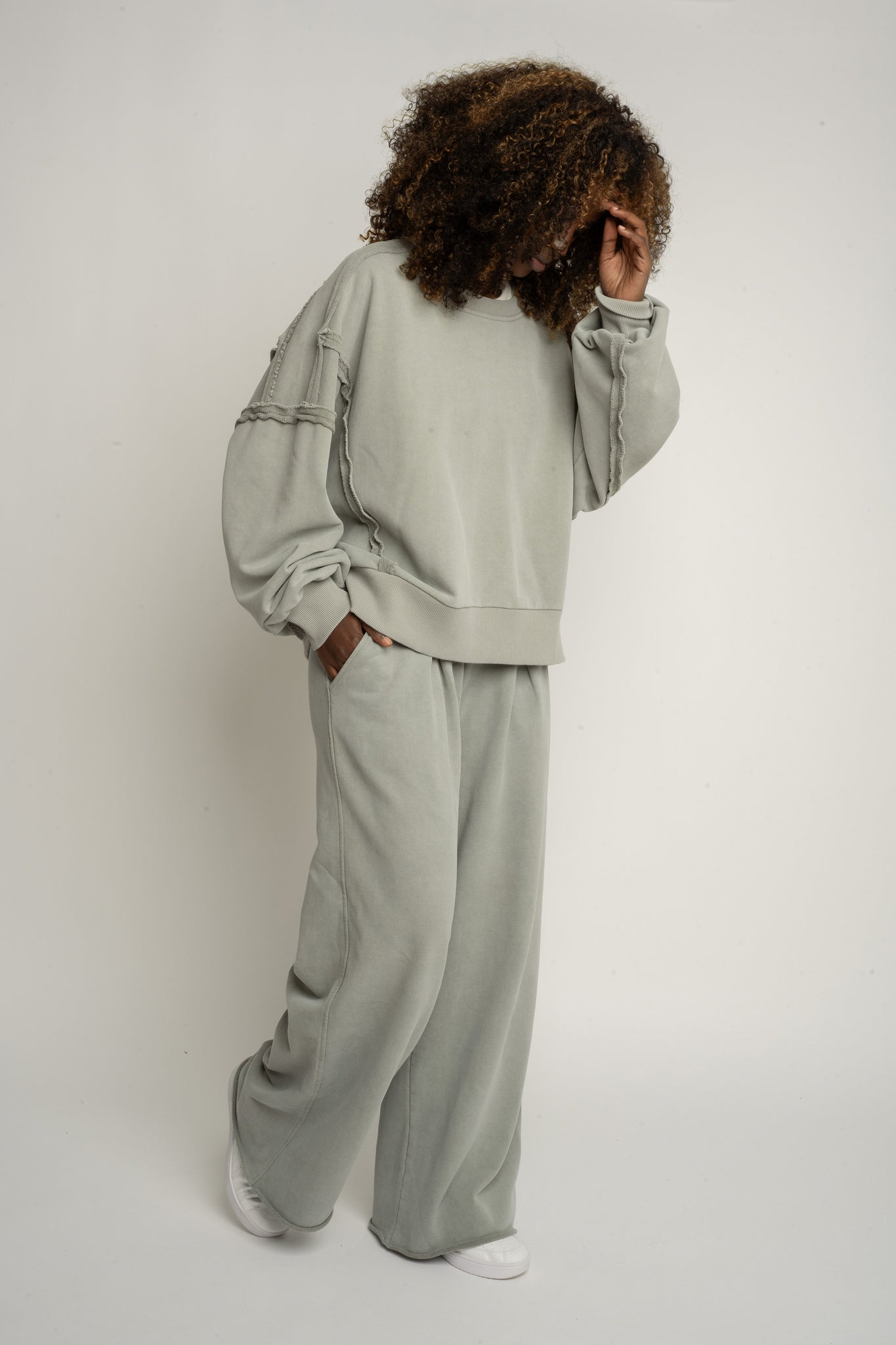 SPODNIE DRESOWE O KROJU WIDE  LEG Z EFEKTEM WASHED OLIWKOWE - ESBJERG