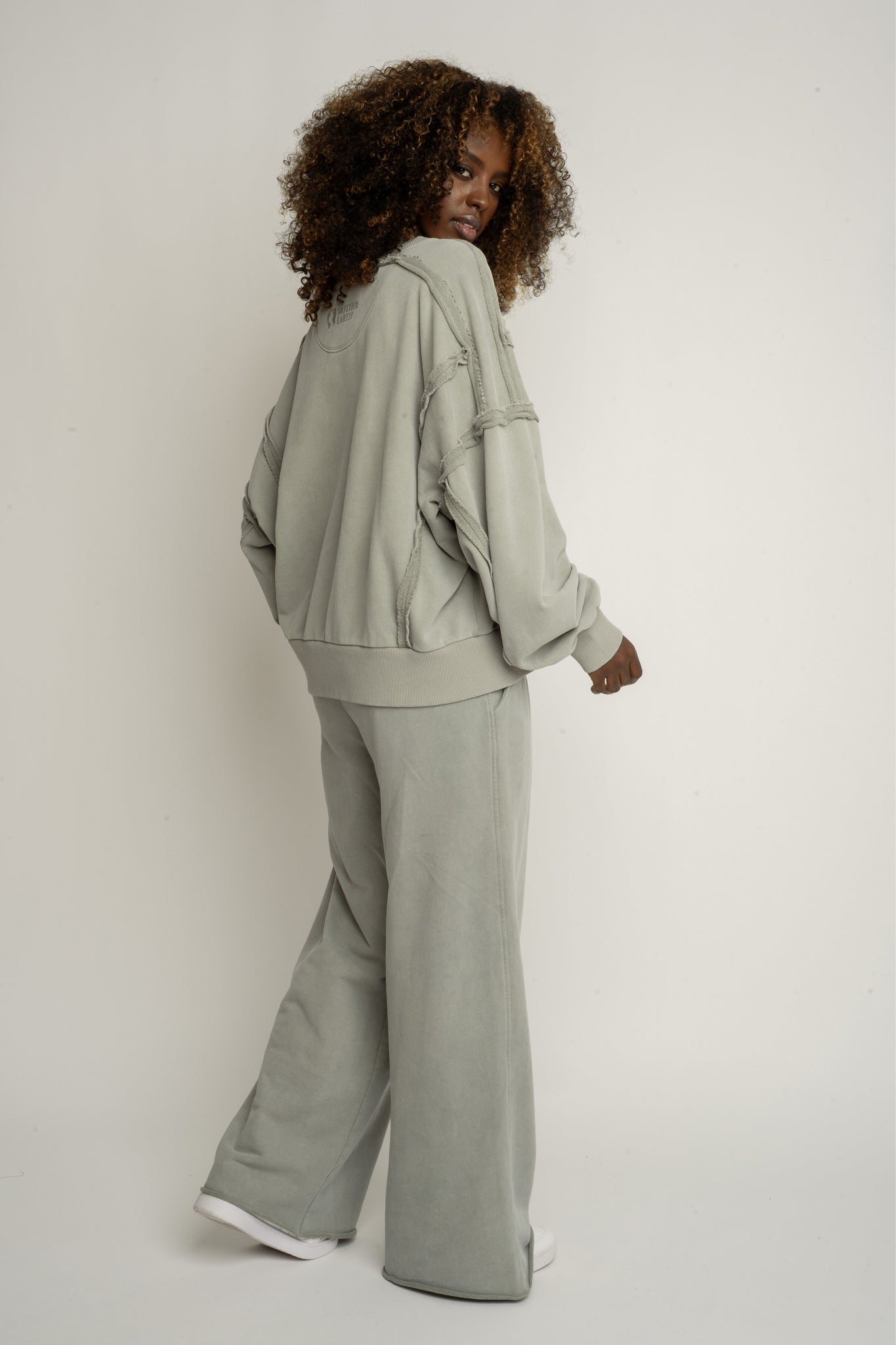 SPODNIE DRESOWE O KROJU WIDE  LEG Z EFEKTEM WASHED OLIWKOWE - ESBJERG