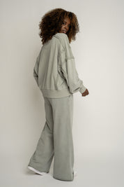 SPODNIE DRESOWE O KROJU WIDE  LEG Z EFEKTEM WASHED OLIWKOWE - ESBJERG