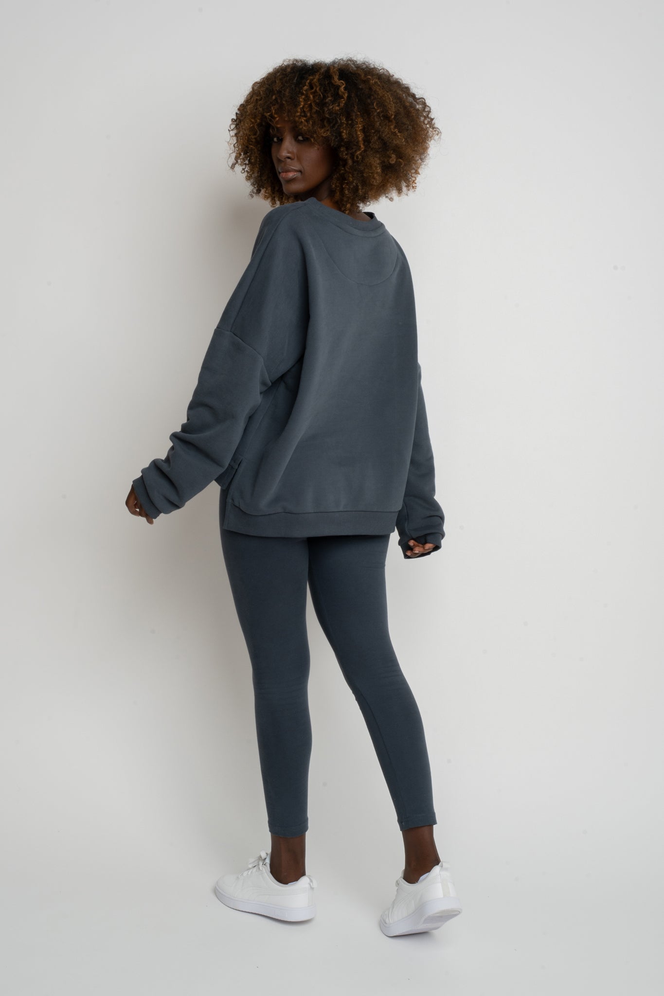 BLUZA O KROJU REGULAR FIT Z DŁUŻSZYM TYŁEM GRAFITOWA - COOK