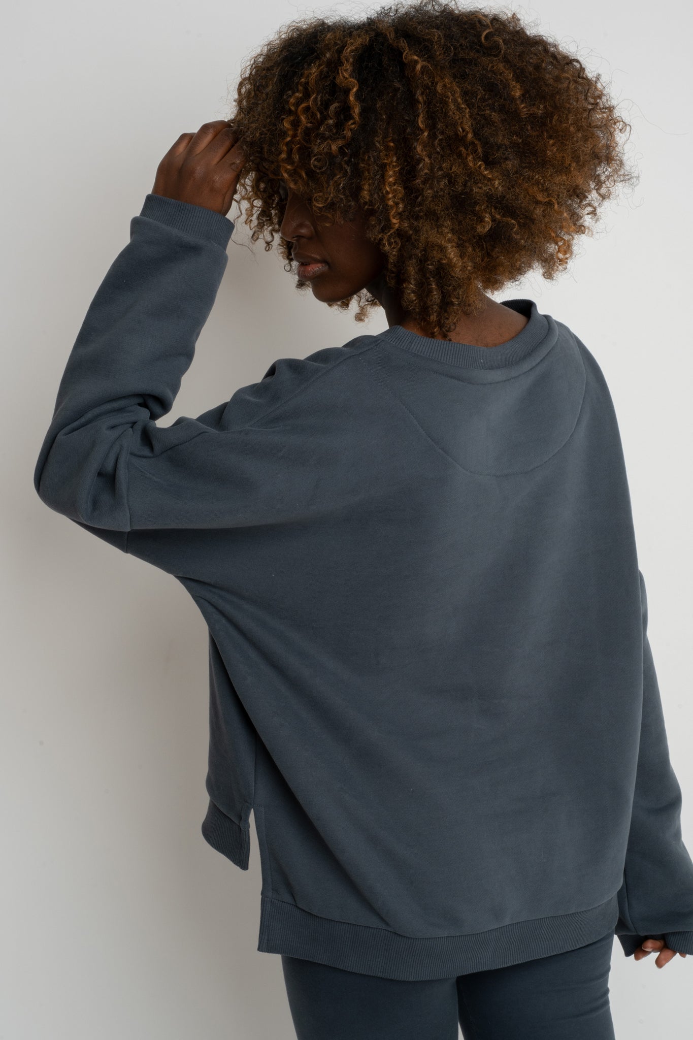 BLUZA O KROJU REGULAR FIT Z DŁUŻSZYM TYŁEM GRAFITOWA - COOK