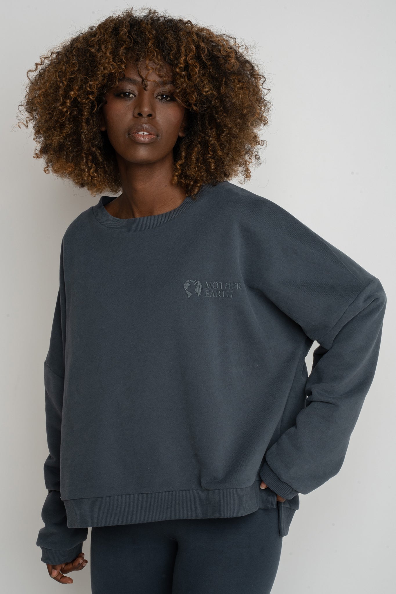 BLUZA O KROJU REGULAR FIT Z DŁUŻSZYM TYŁEM GRAFITOWA - COOK