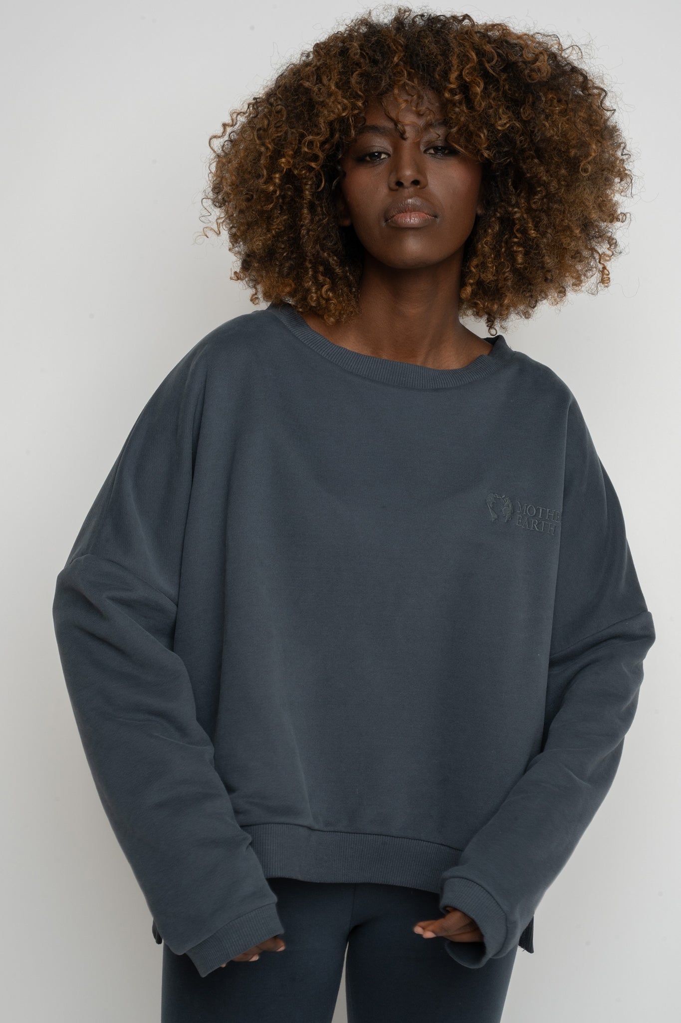 BLUZA O KROJU REGULAR FIT Z DŁUŻSZYM TYŁEM GRAFITOWA - COOK