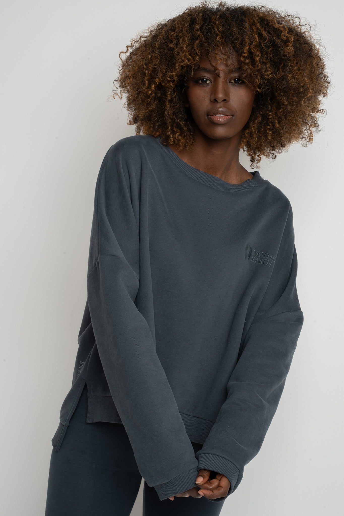 BLUZA O KROJU REGULAR FIT Z DŁUŻSZYM TYŁEM GRAFITOWA - COOK