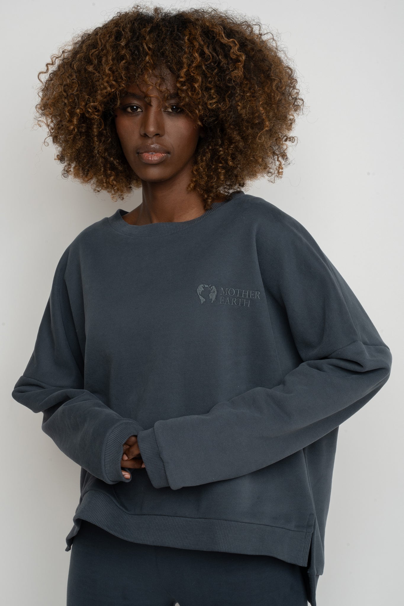 BLUZA O KROJU REGULAR FIT Z DŁUŻSZYM TYŁEM GRAFITOWA - COOK