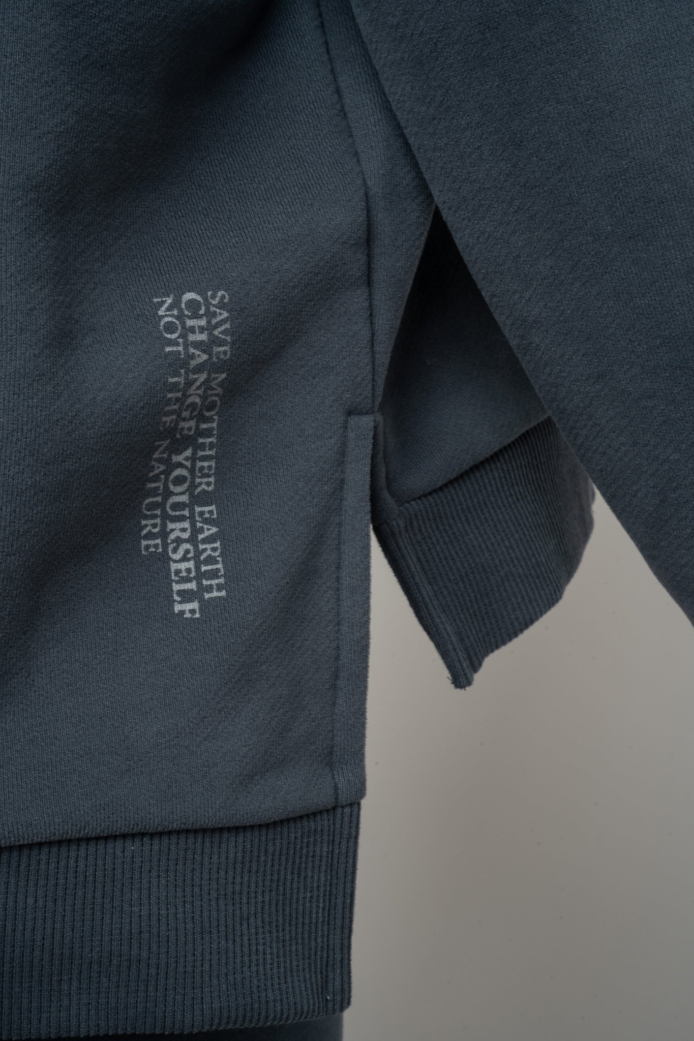BLUZA O KROJU REGULAR FIT Z DŁUŻSZYM TYŁEM GRAFITOWA - COOK