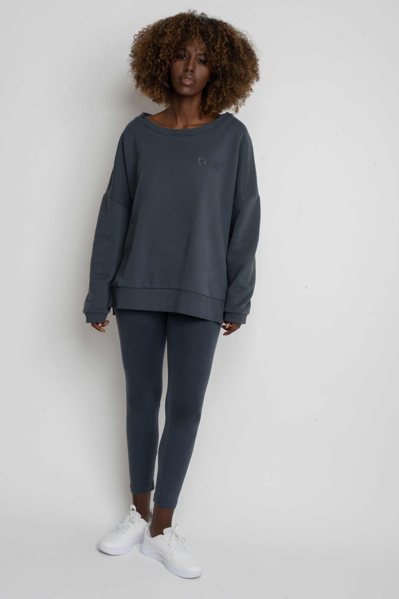 BLUZA OVERSIZE Z SZEROKIM DEKOLTEM GRAFITOWA - MULL