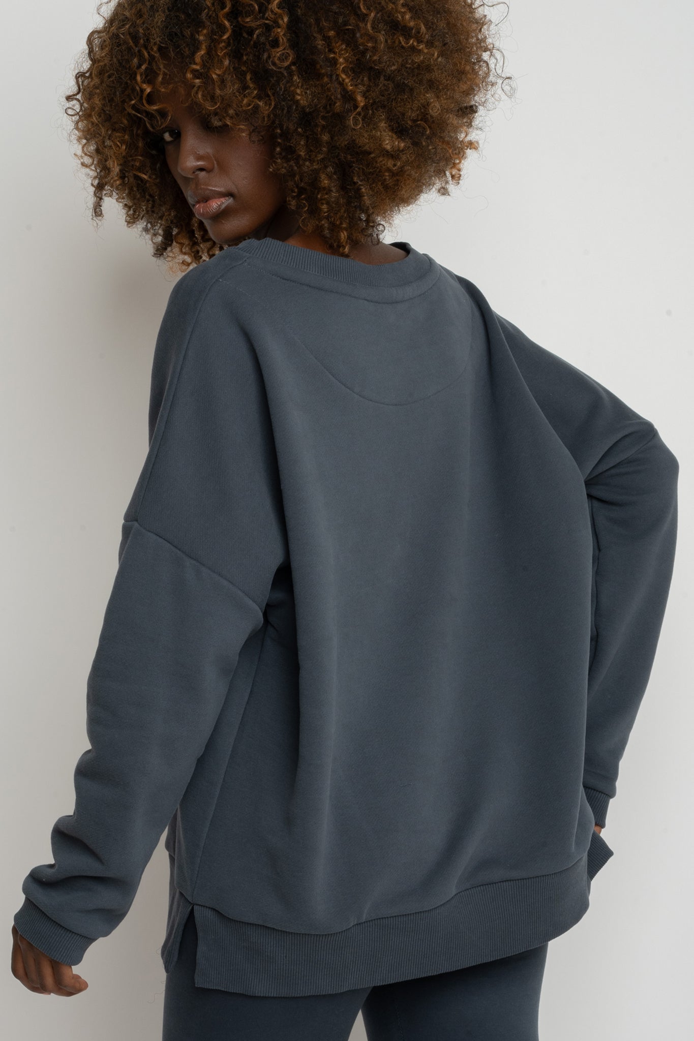 BLUZA OVERSIZE Z SZEROKIM DEKOLTEM GRAFITOWA - MULL