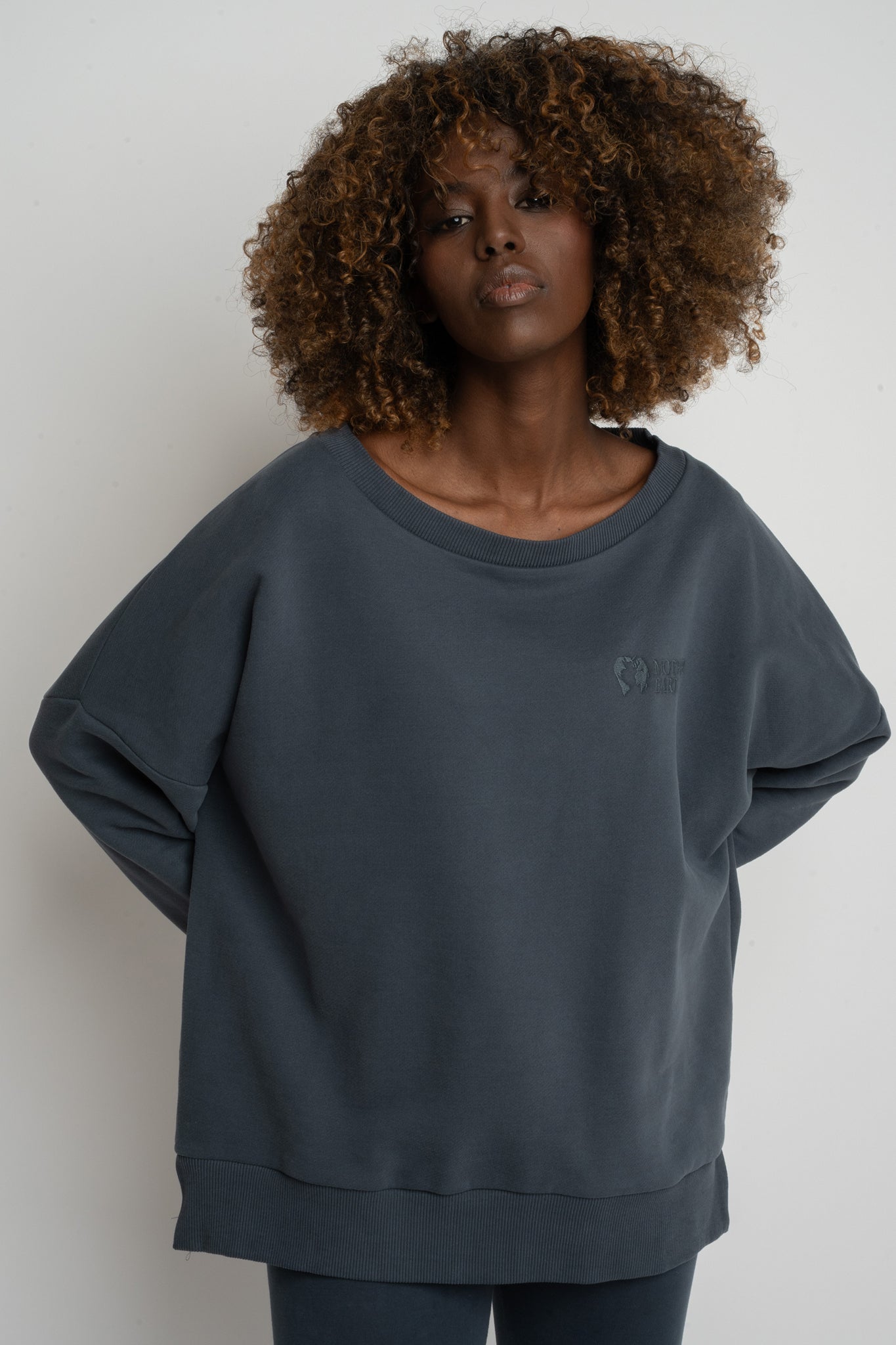 BLUZA OVERSIZE Z SZEROKIM DEKOLTEM GRAFITOWA - MULL