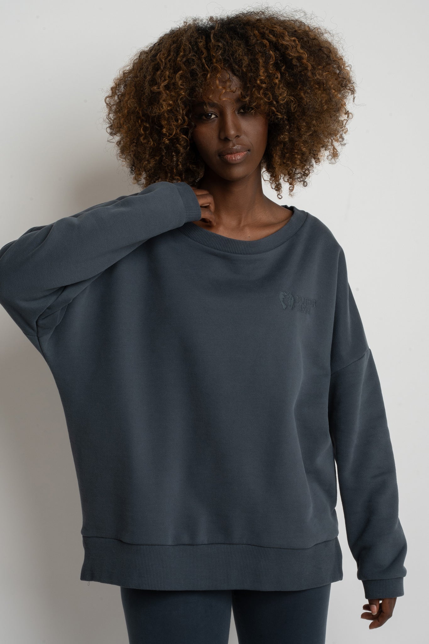 BLUZA OVERSIZE Z SZEROKIM DEKOLTEM GRAFITOWA - MULL