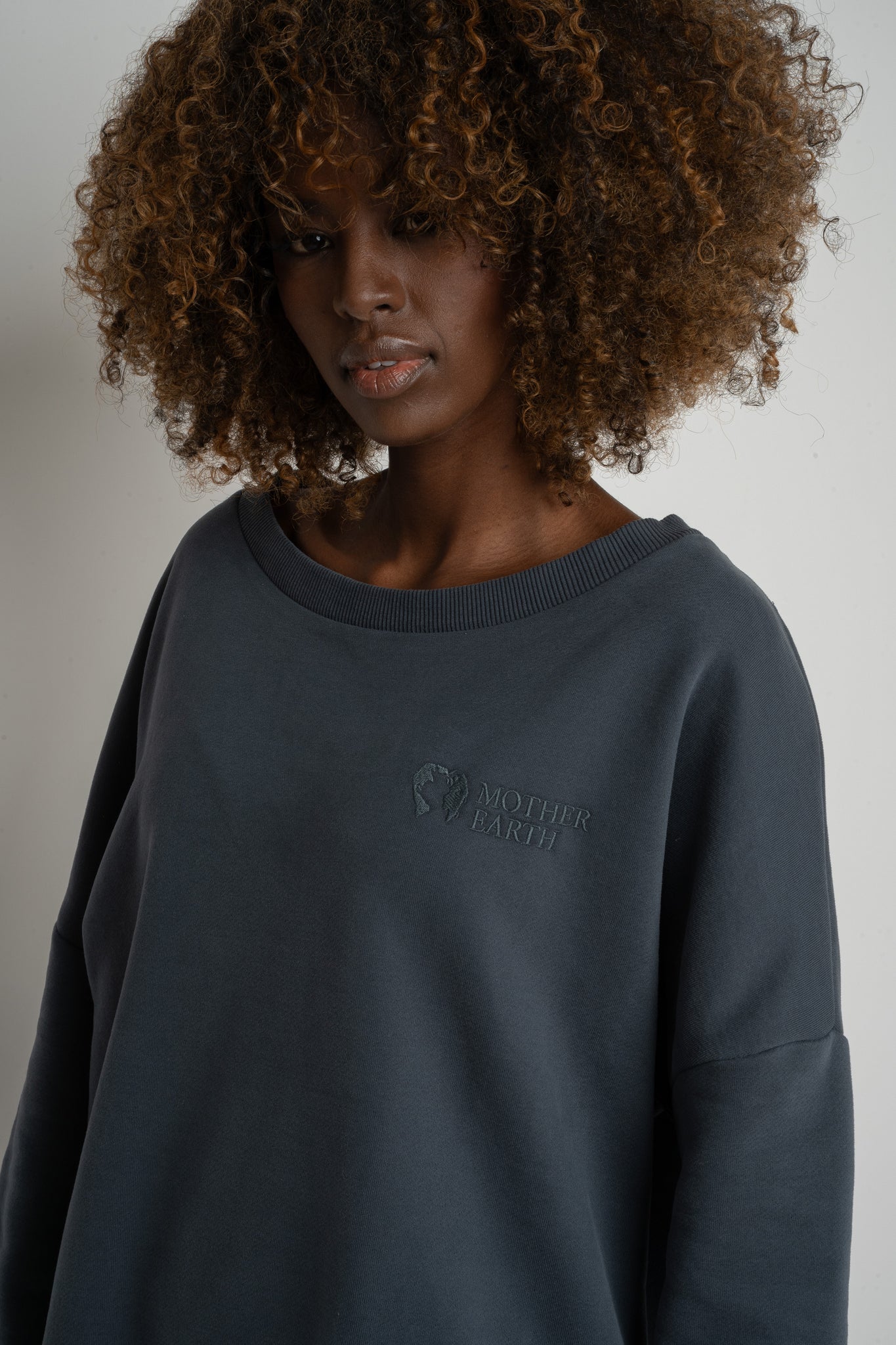 BLUZA OVERSIZE Z SZEROKIM DEKOLTEM GRAFITOWA - MULL