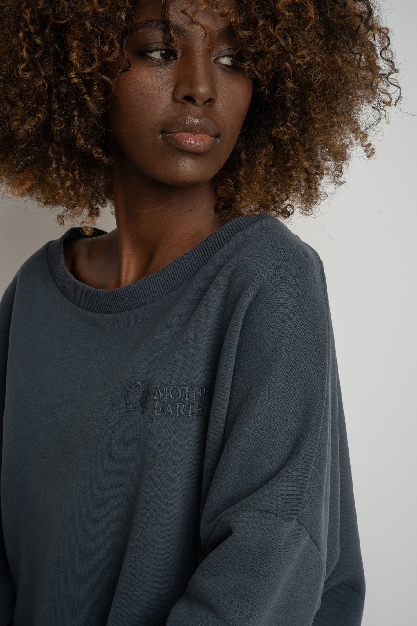 BLUZA OVERSIZE Z SZEROKIM DEKOLTEM GRAFITOWA - MULL