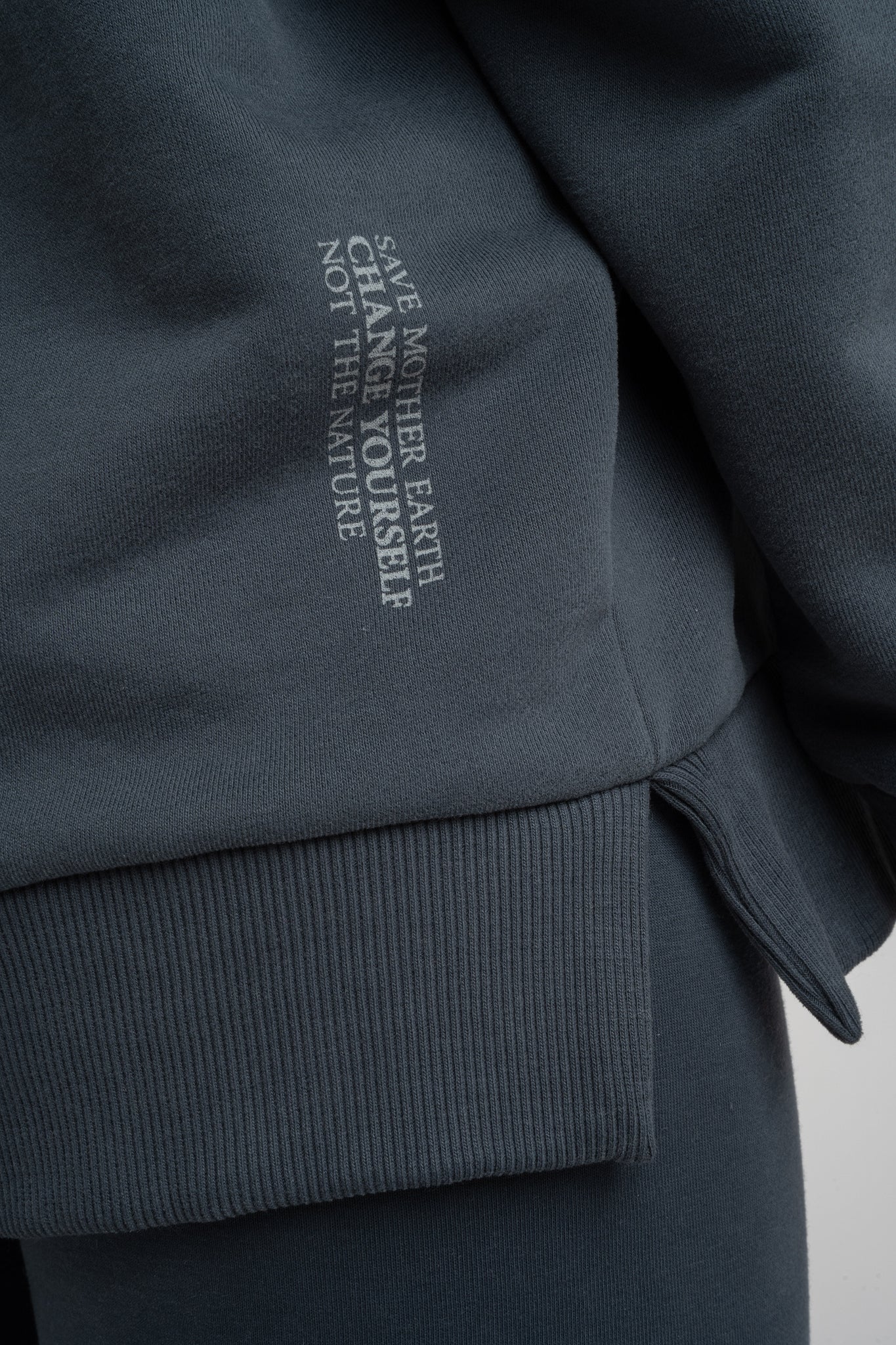 BLUZA OVERSIZE Z SZEROKIM DEKOLTEM GRAFITOWA - MULL