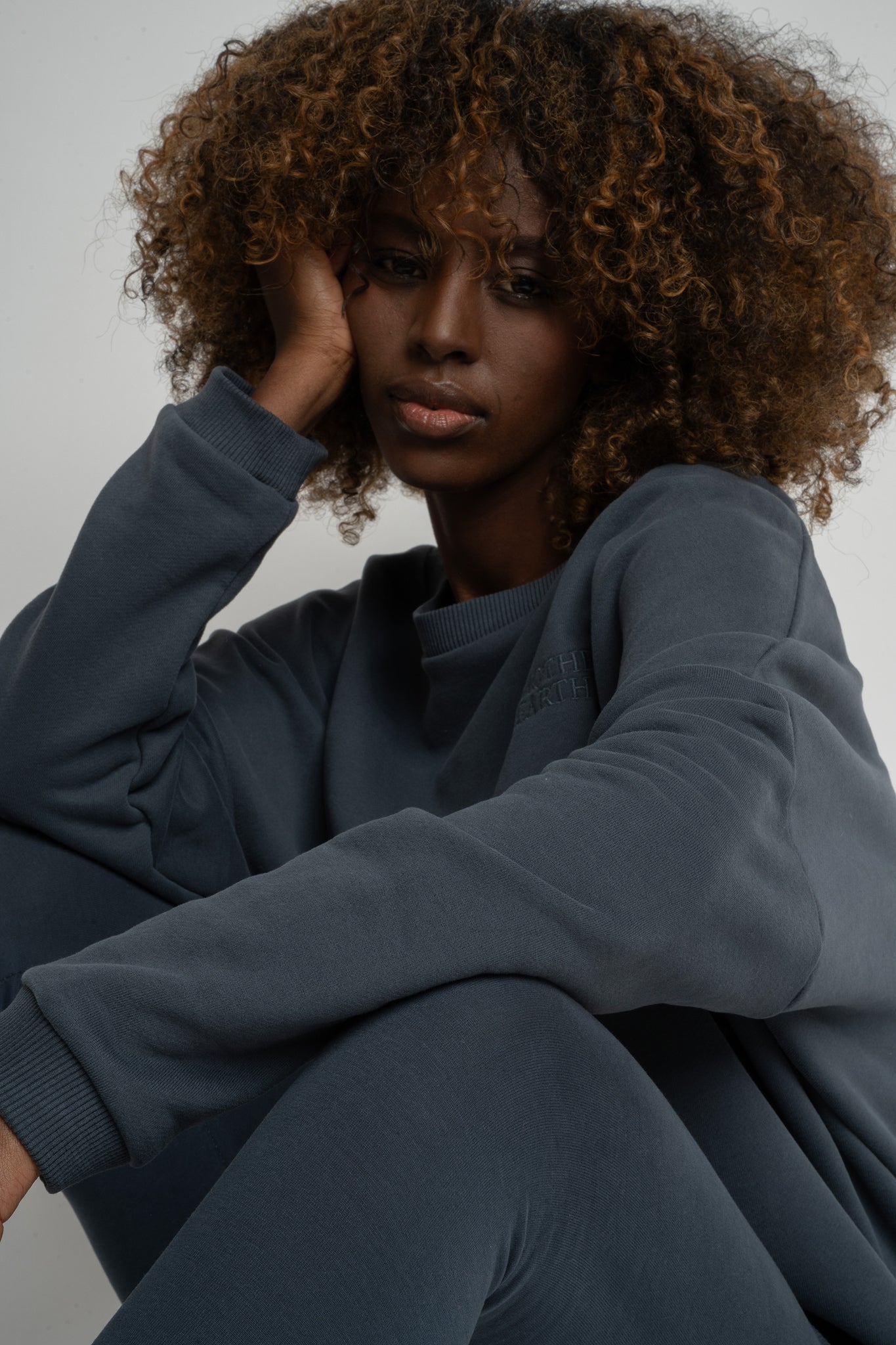BLUZA OVERSIZE Z SZEROKIM DEKOLTEM GRAFITOWA - MULL