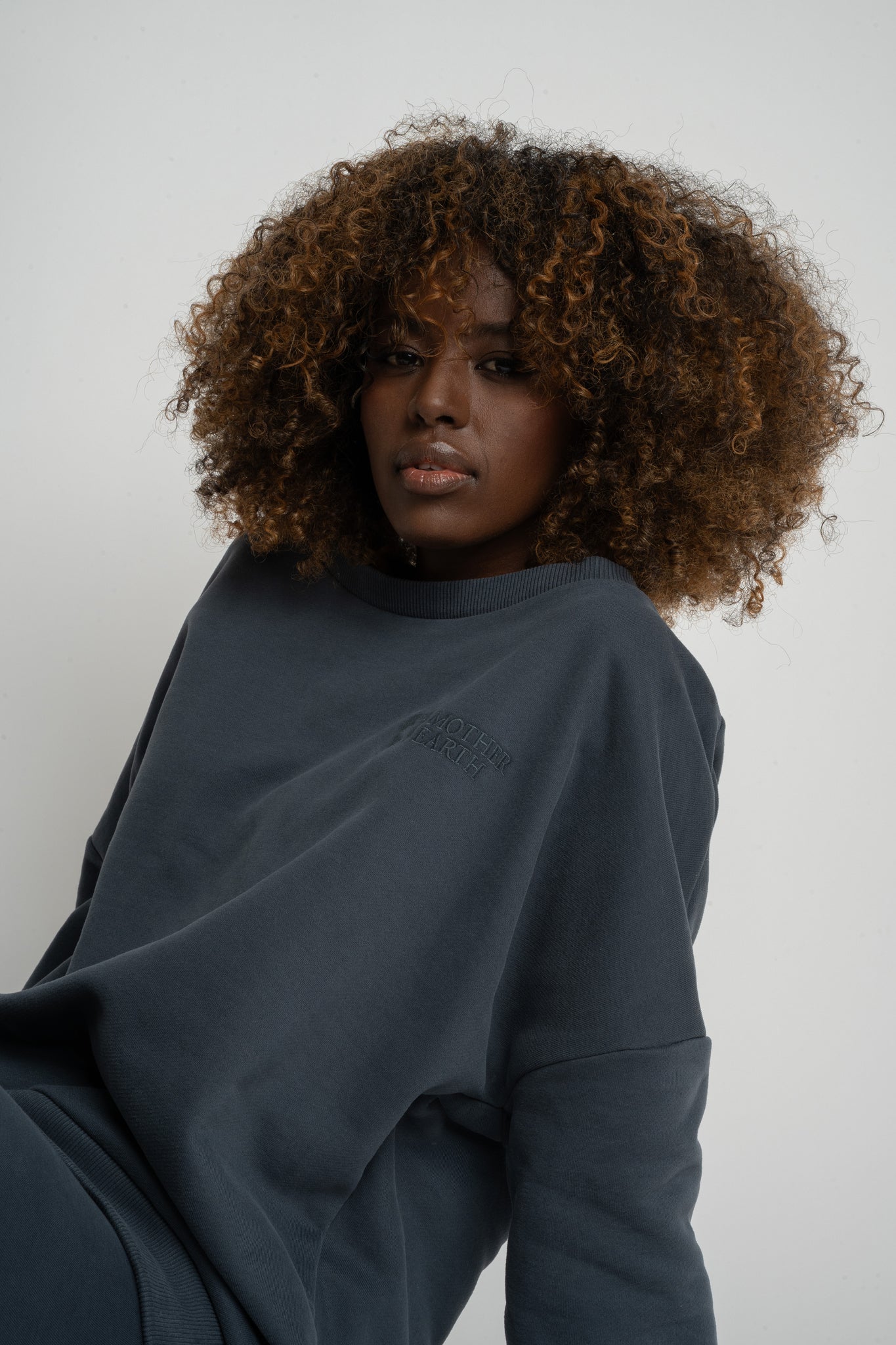 BLUZA OVERSIZE Z SZEROKIM DEKOLTEM GRAFITOWA - MULL