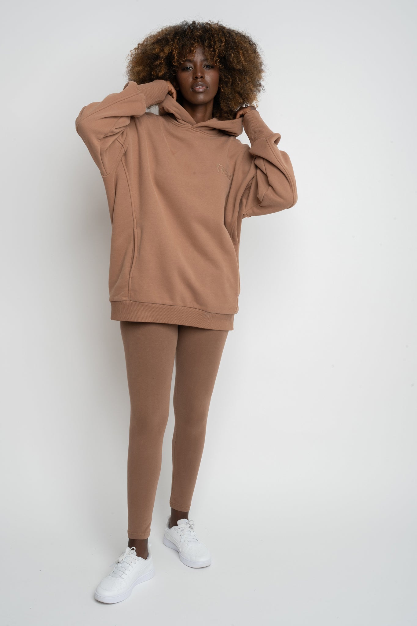 BLUZA OVERSIZE Z KAPTUREM BRĄZOWA- EGERIA