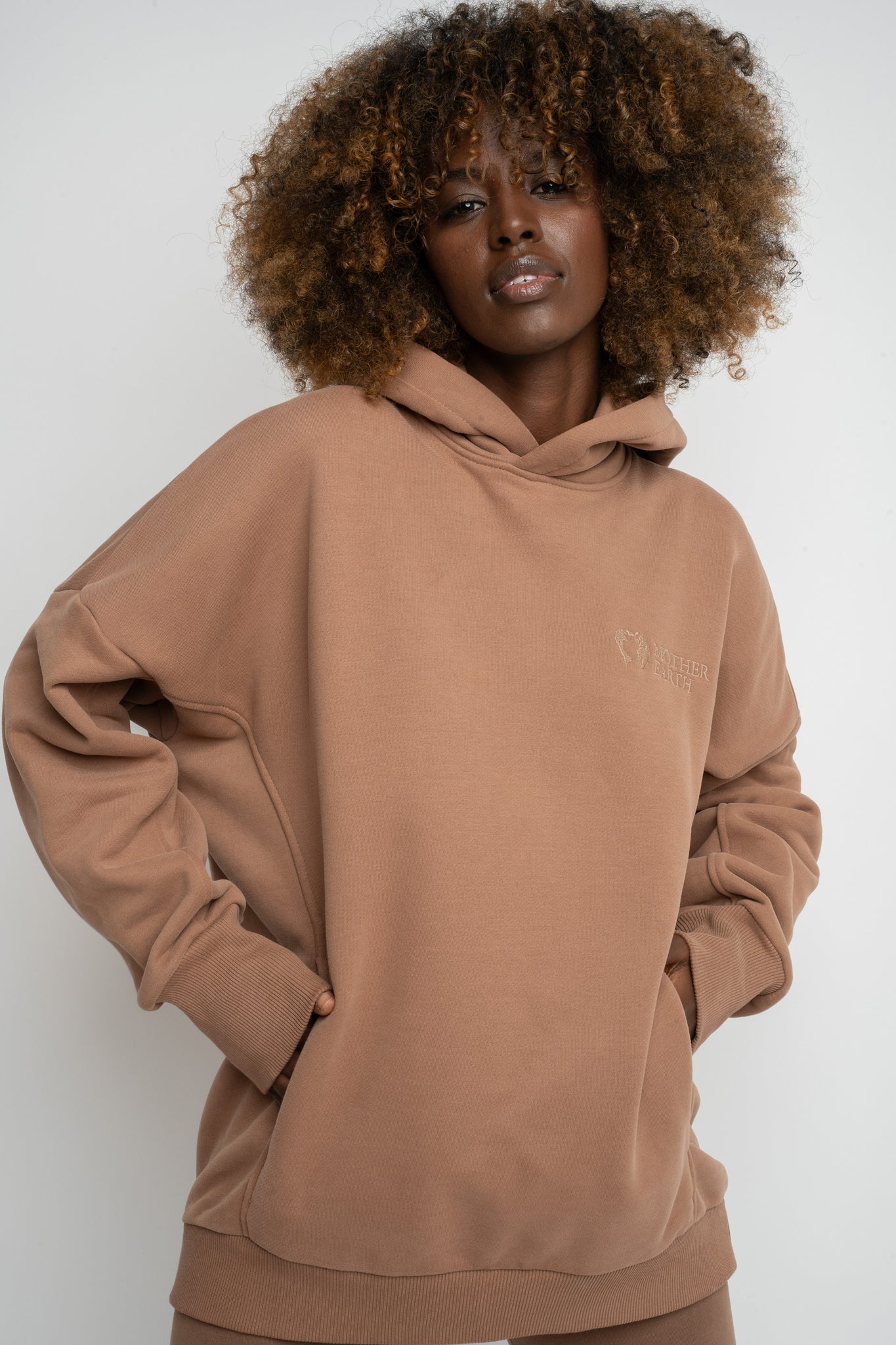 BLUZA OVERSIZE Z KAPTUREM BRĄZOWA- EGERIA