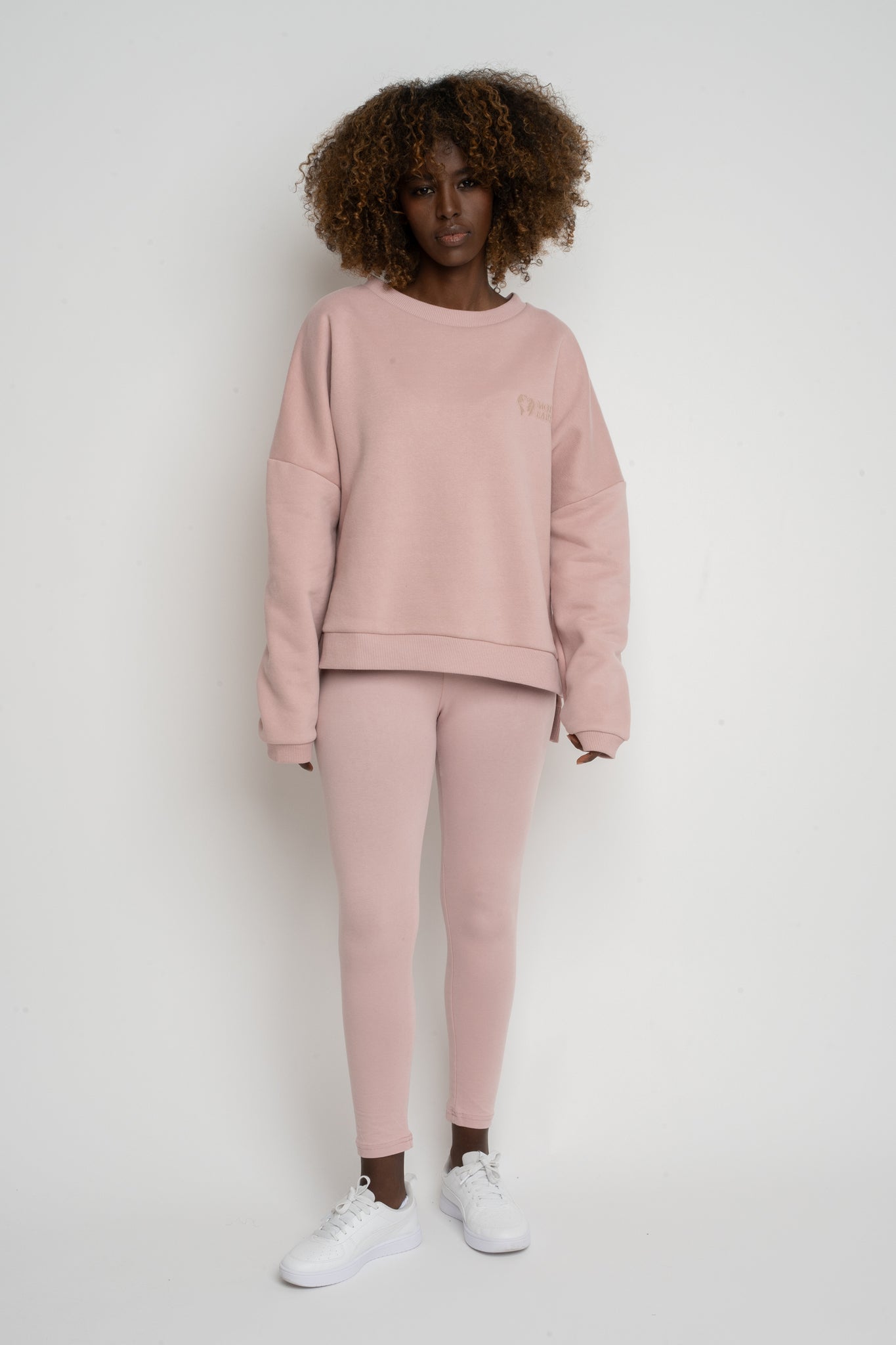 BLUZA O KROJU REGULAR FIT Z DŁUŻSZYM TYŁEM JASNORÓŻOWA - COOK