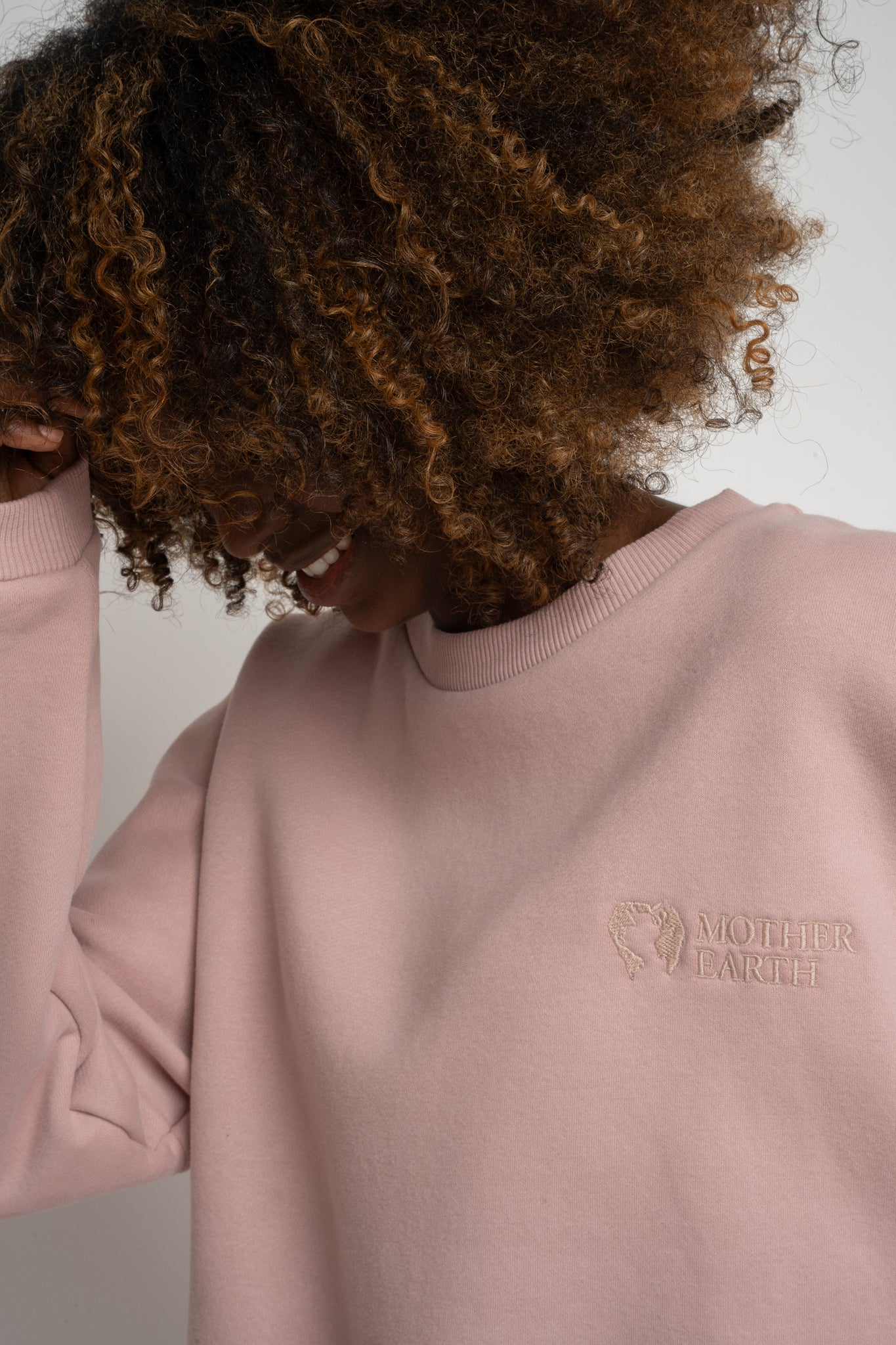 BLUZA O KROJU REGULAR FIT Z DŁUŻSZYM TYŁEM JASNORÓŻOWA - COOK