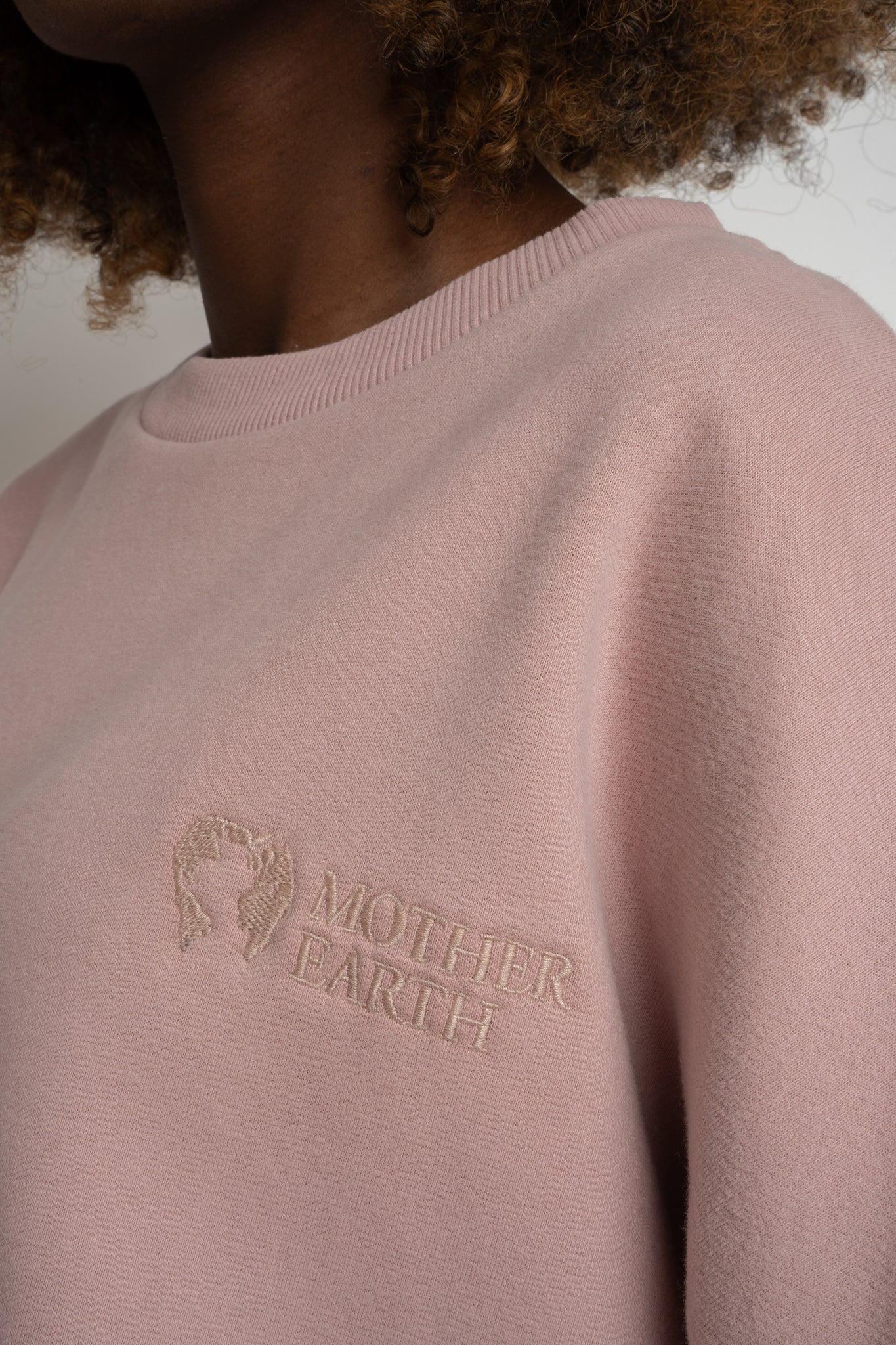 BLUZA O KROJU REGULAR FIT Z DŁUŻSZYM TYŁEM JASNORÓŻOWA - COOK