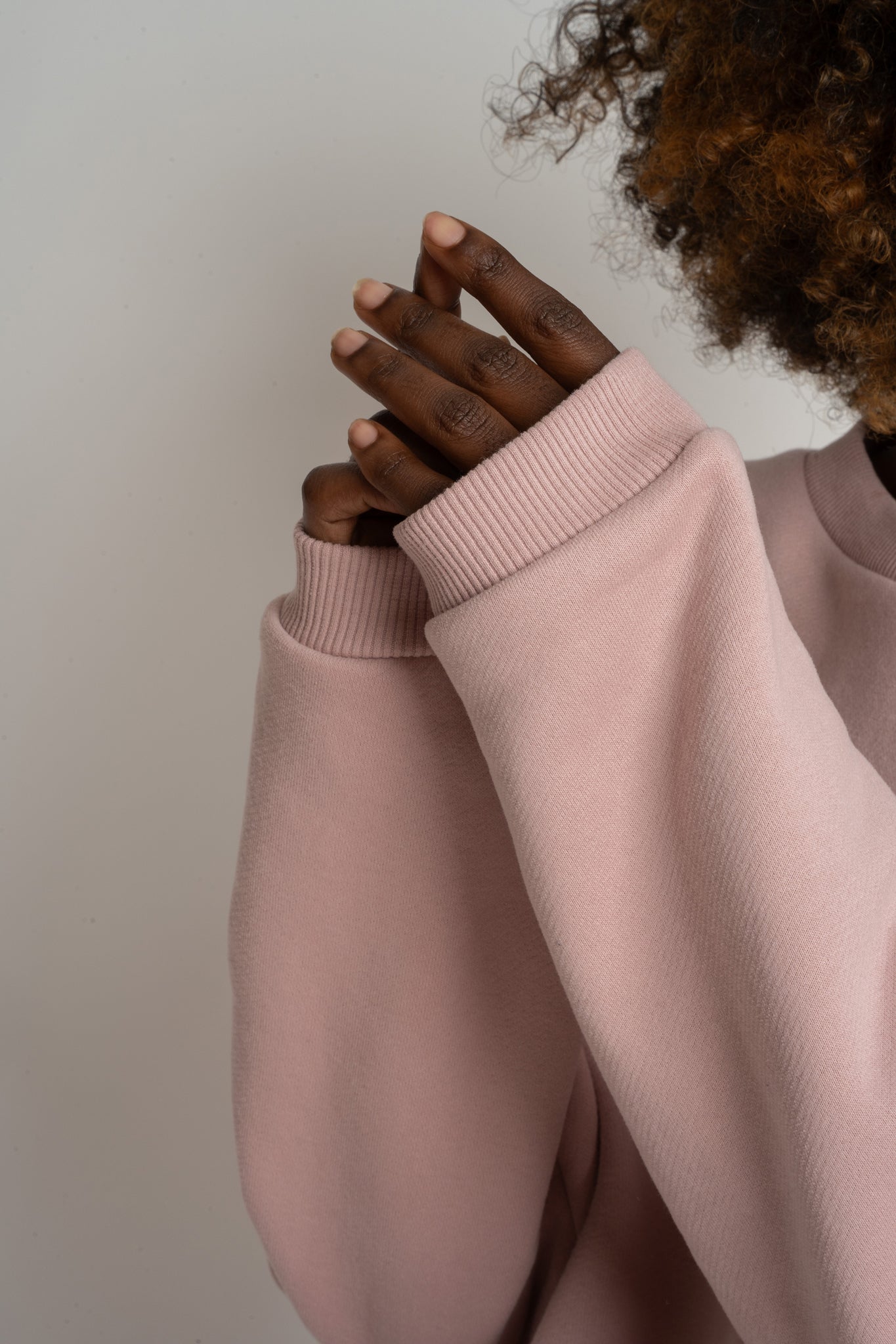 BLUZA O KROJU REGULAR FIT Z DŁUŻSZYM TYŁEM JASNORÓŻOWA - COOK