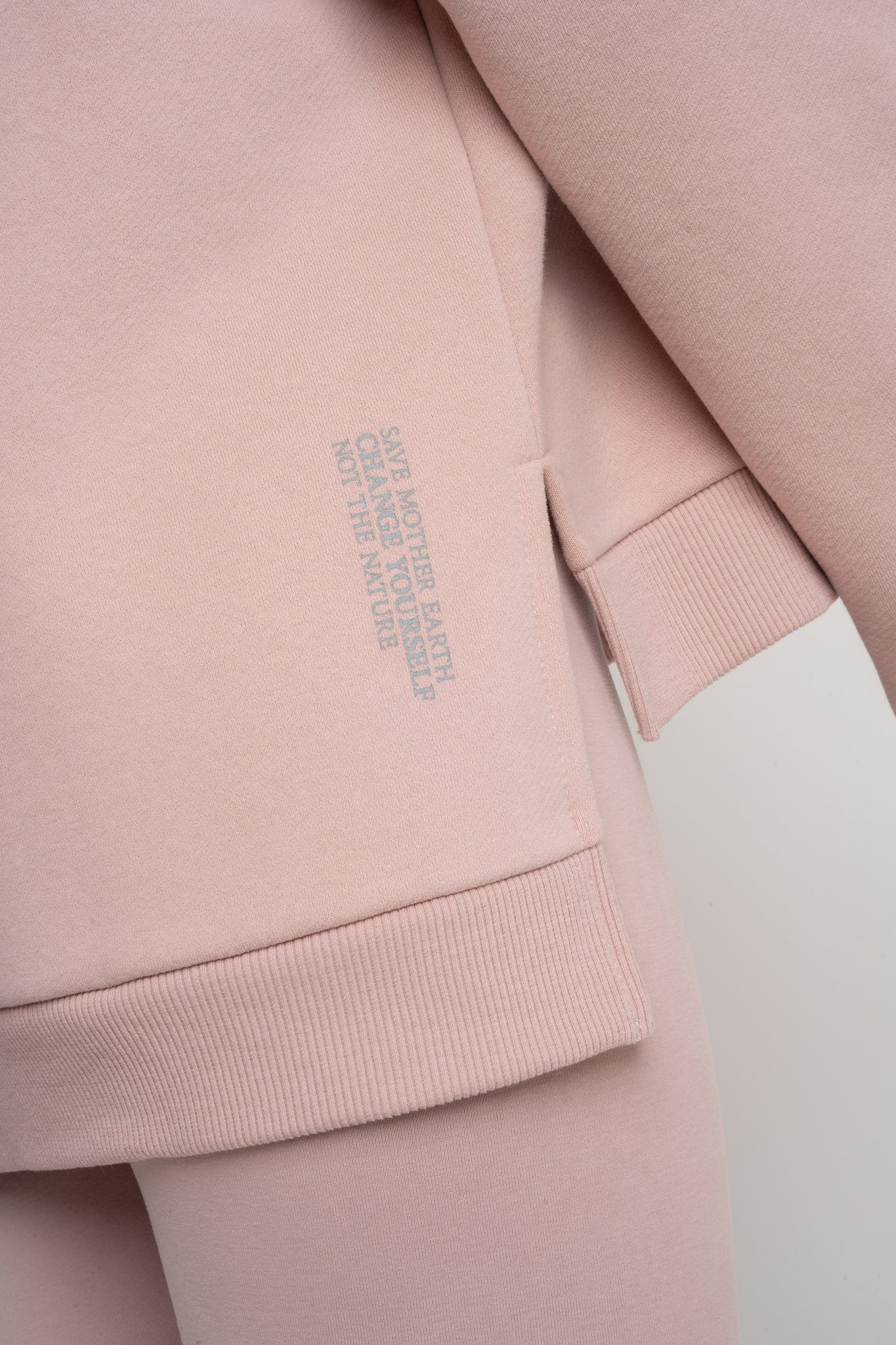BLUZA O KROJU REGULAR FIT Z DŁUŻSZYM TYŁEM JASNORÓŻOWA - COOK