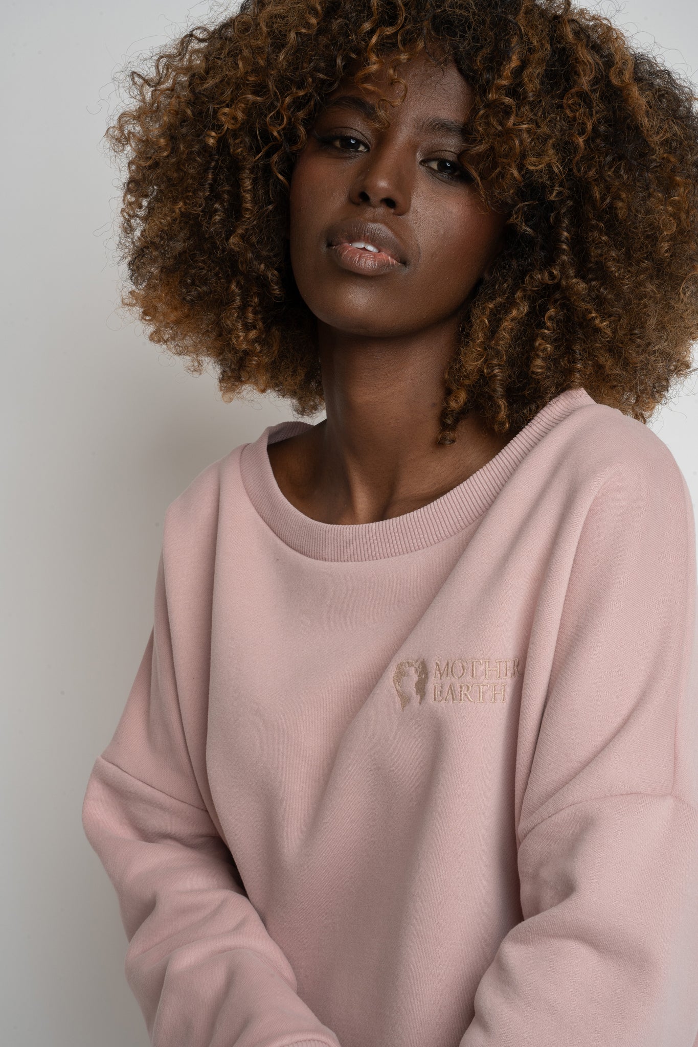 BLUZA OVERSIZE Z SZEROKIM DEKOLTEM JANORÓŻOWA  - MULL