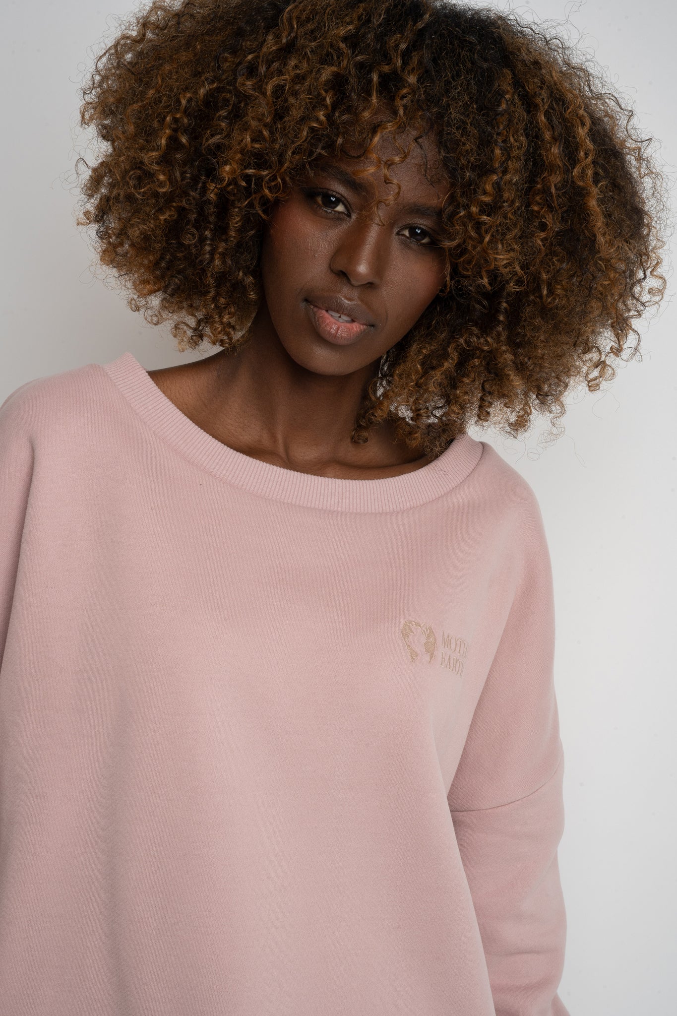 BLUZA OVERSIZE Z SZEROKIM DEKOLTEM JANORÓŻOWA  - MULL