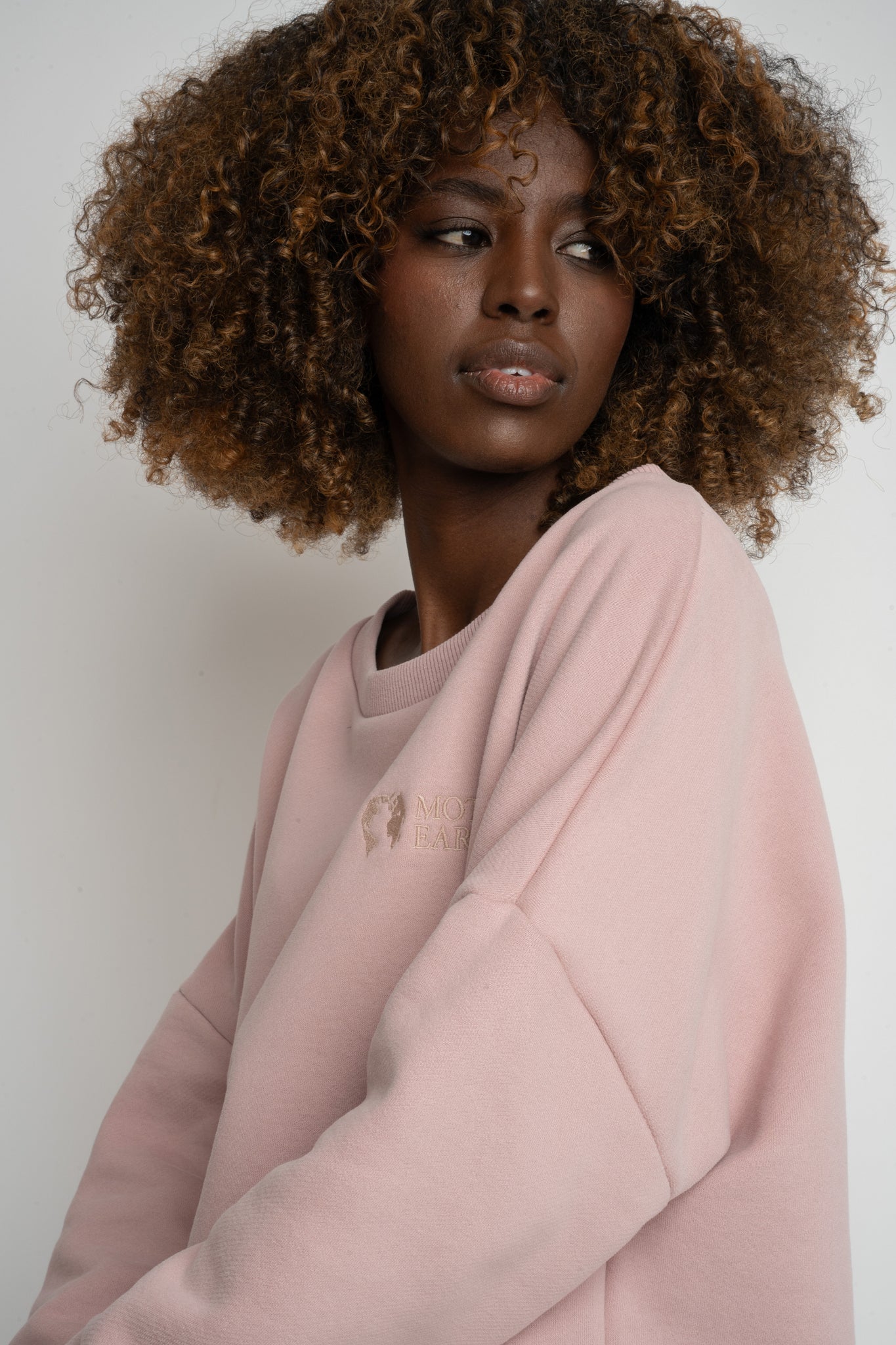 BLUZA OVERSIZE Z SZEROKIM DEKOLTEM JANORÓŻOWA  - MULL