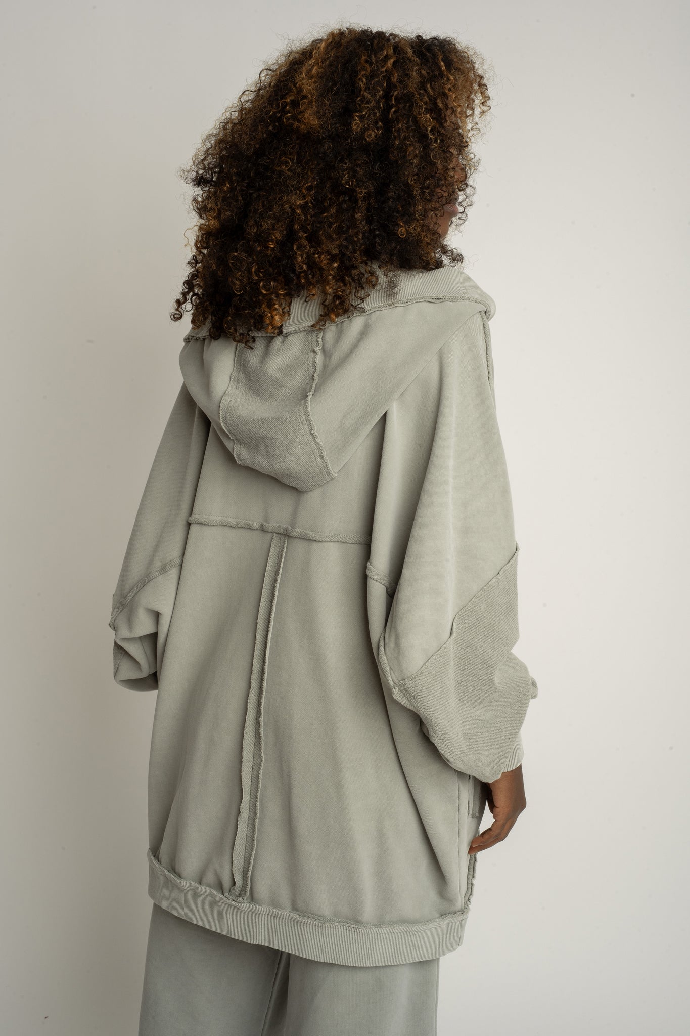 BLUZA Z EFEKTEM WASHED OLIWKOWA - LUND