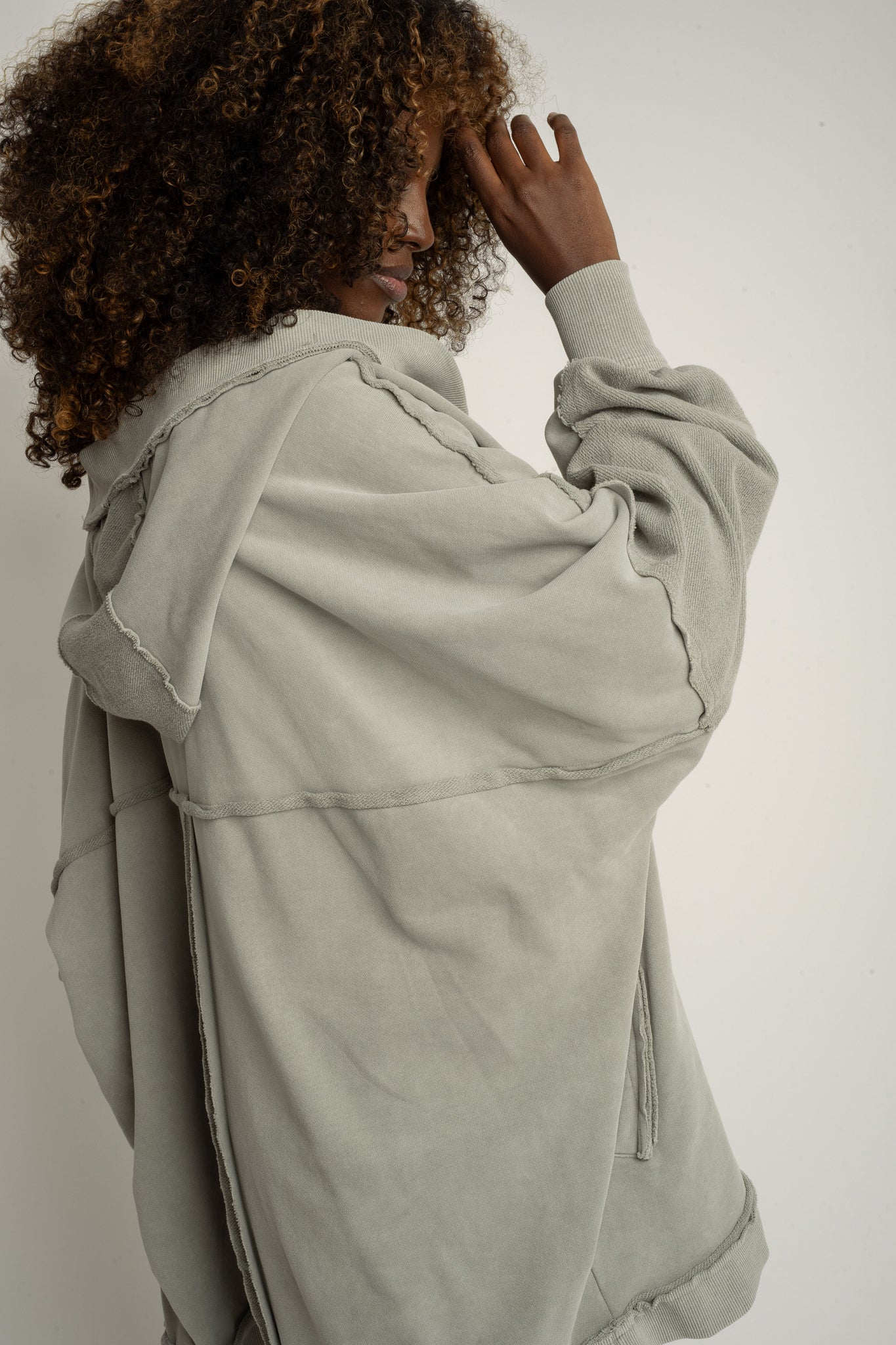 BLUZA Z EFEKTEM WASHED OLIWKOWA - LUND