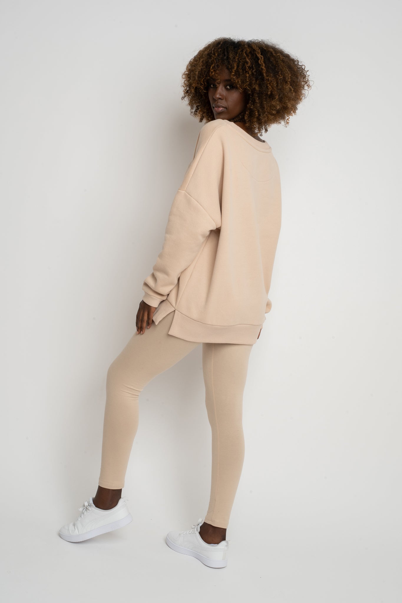 BLUZA OVERSIZE Z SZEROKIM DEKOLTEM BEŻOWA - MULL