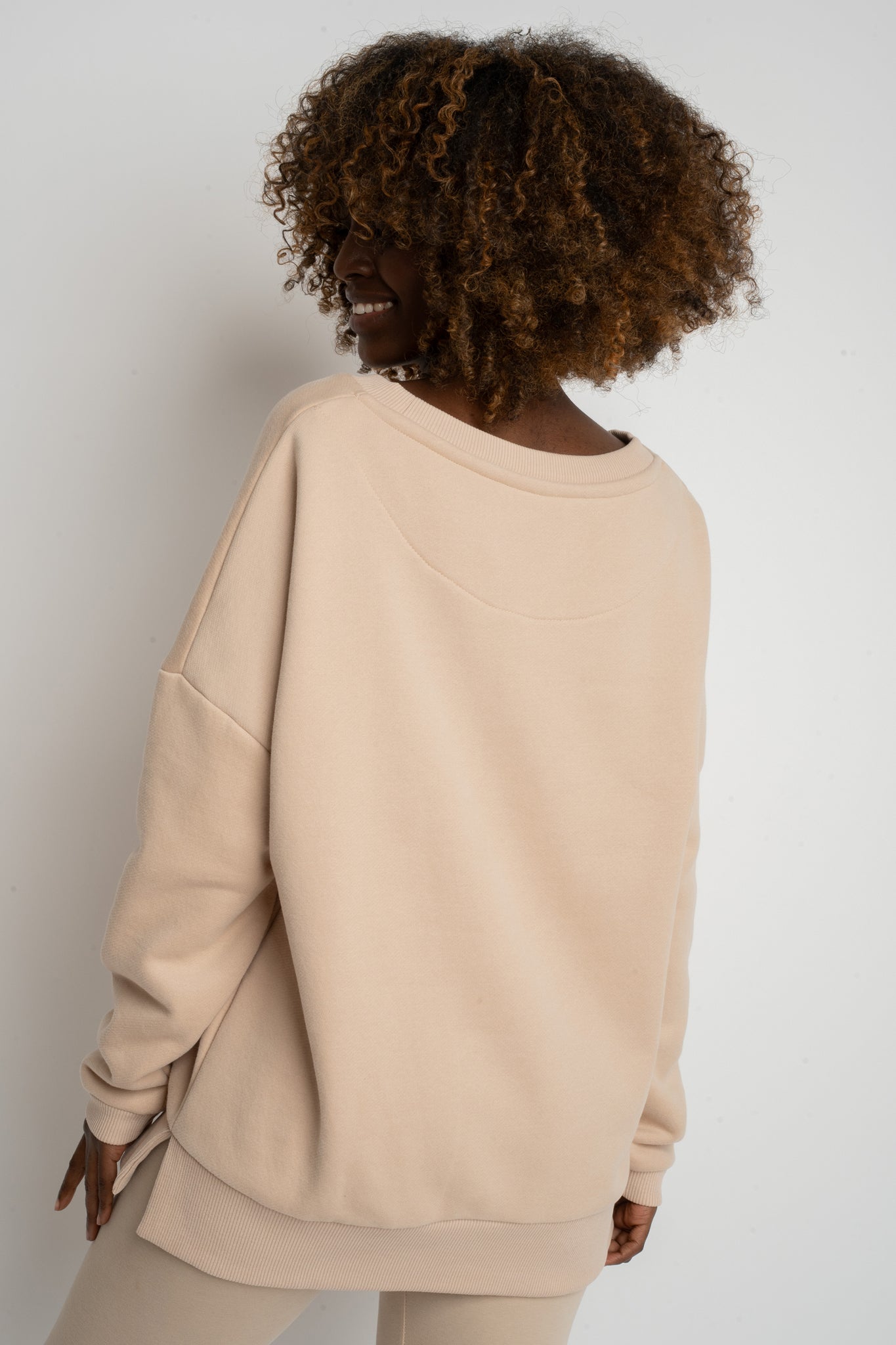 BLUZA OVERSIZE Z SZEROKIM DEKOLTEM BEŻOWA - MULL