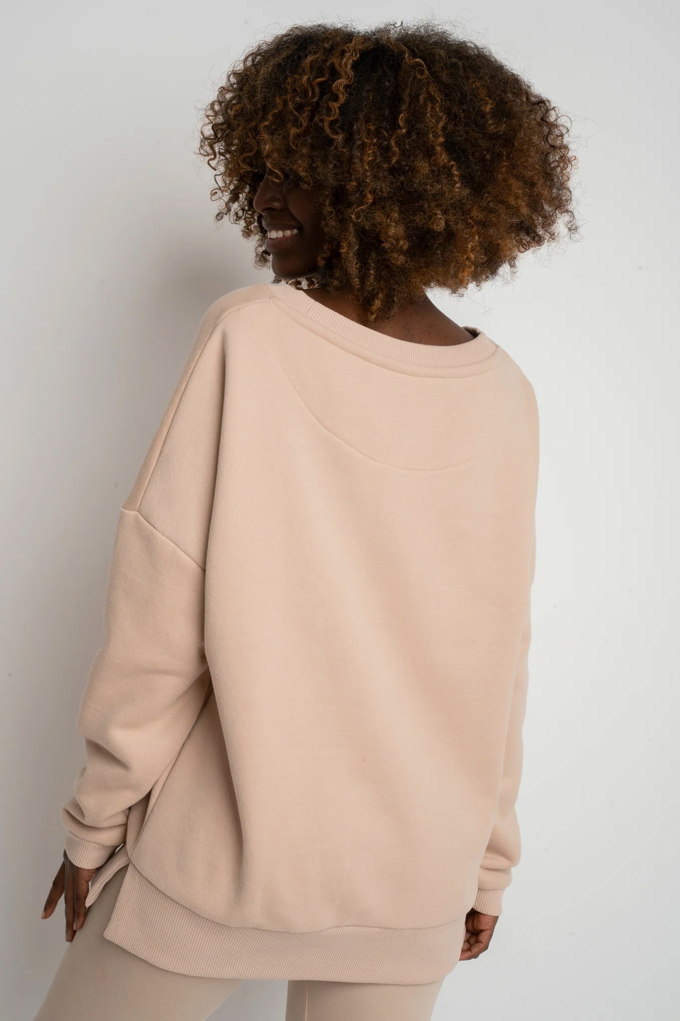 BLUZA OVERSIZE Z SZEROKIM DEKOLTEM 2nd DROP BEŻOWA - MULL