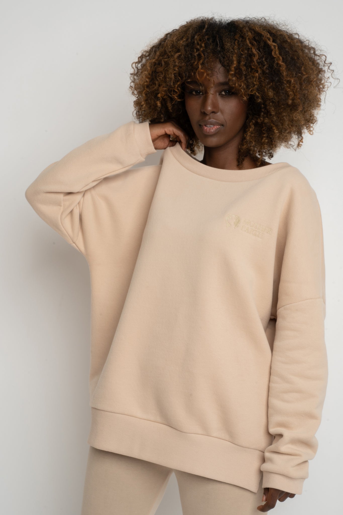 BLUZA OVERSIZE Z SZEROKIM DEKOLTEM BEŻOWA - MULL