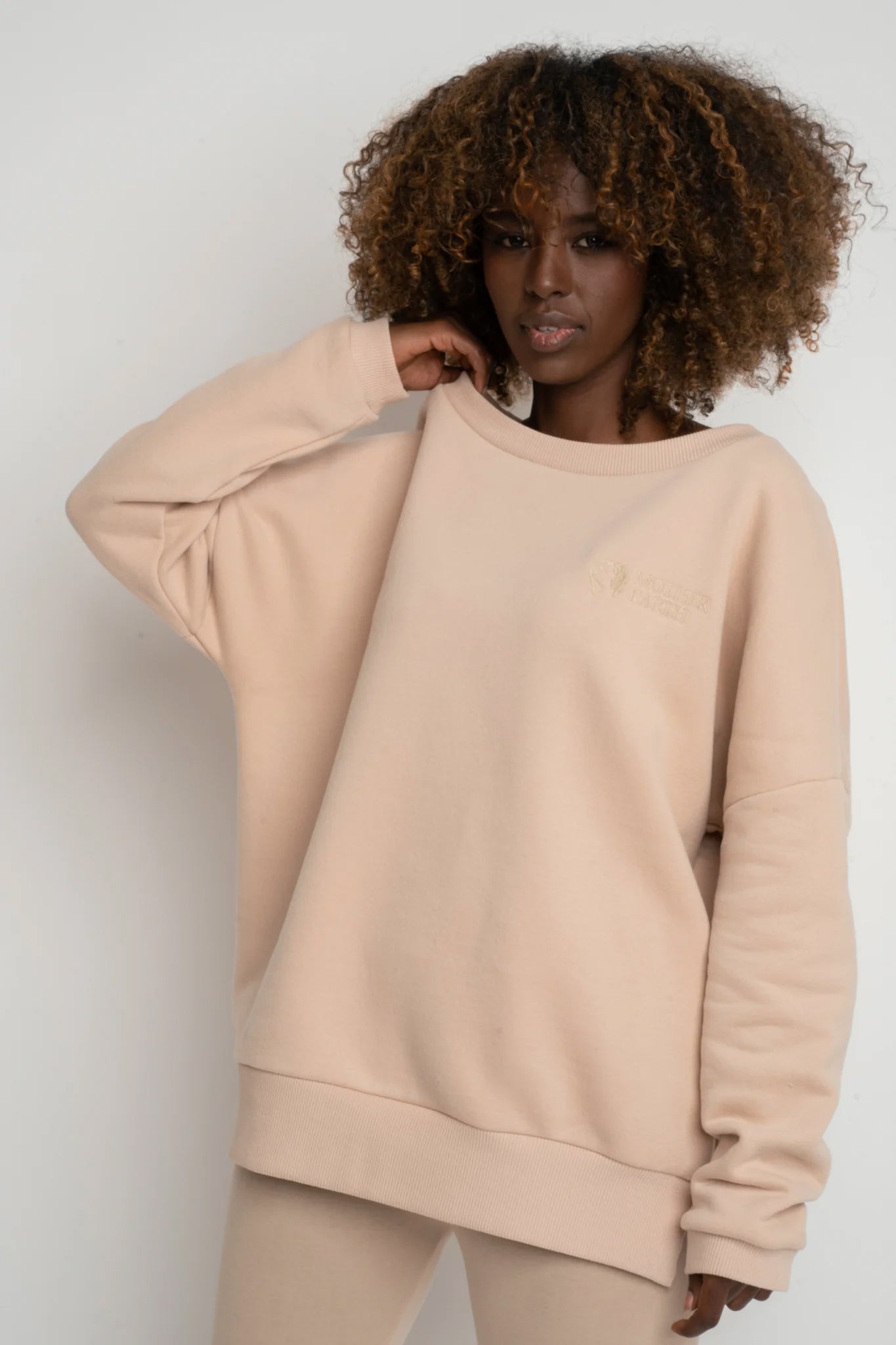 BLUZA OVERSIZE Z SZEROKIM DEKOLTEM 2nd DROP BEŻOWA - MULL