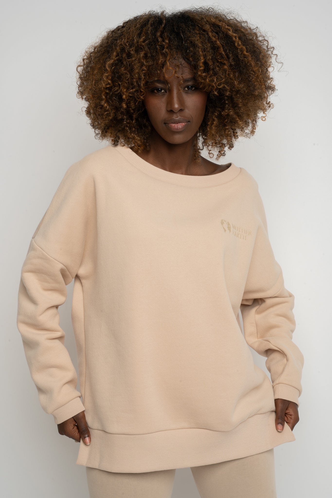BLUZA OVERSIZE Z SZEROKIM DEKOLTEM BEŻOWA - MULL