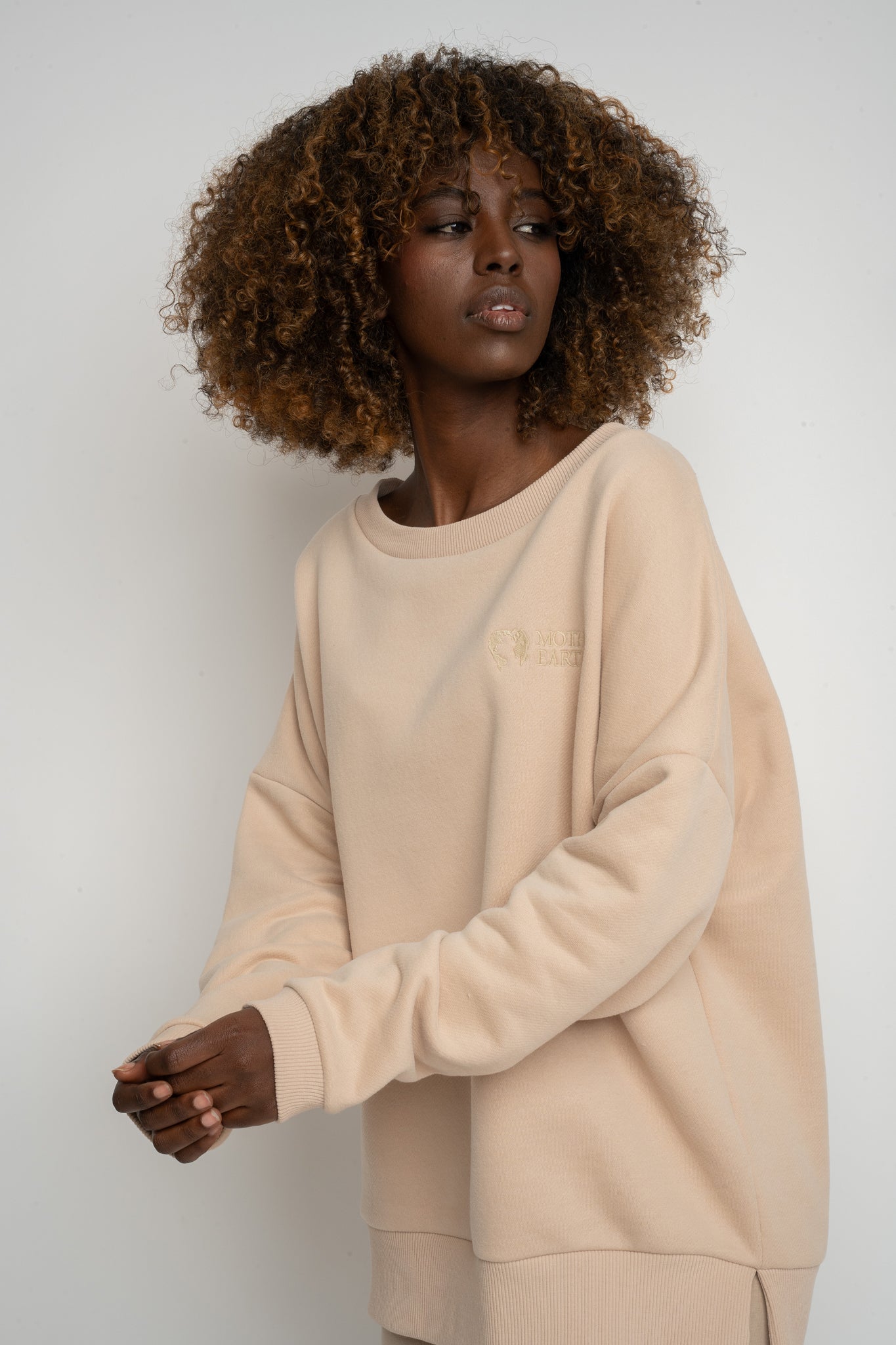 BLUZA OVERSIZE Z SZEROKIM DEKOLTEM BEŻOWA - MULL
