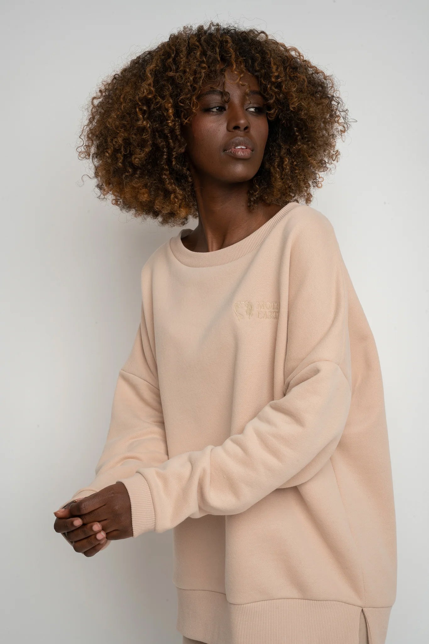 BLUZA OVERSIZE Z SZEROKIM DEKOLTEM 2nd DROP BEŻOWA - MULL